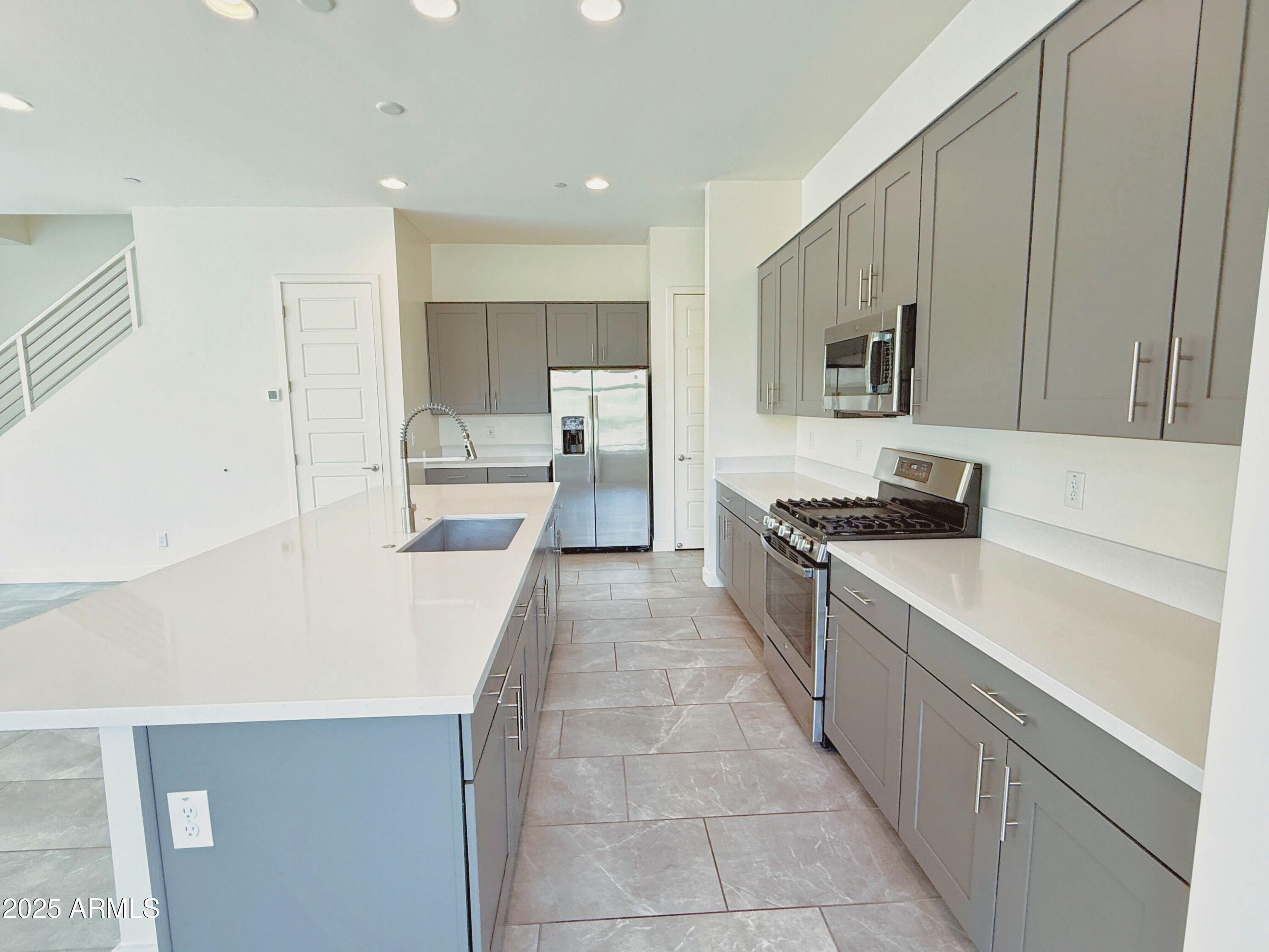 1949 W Kinfield Trail