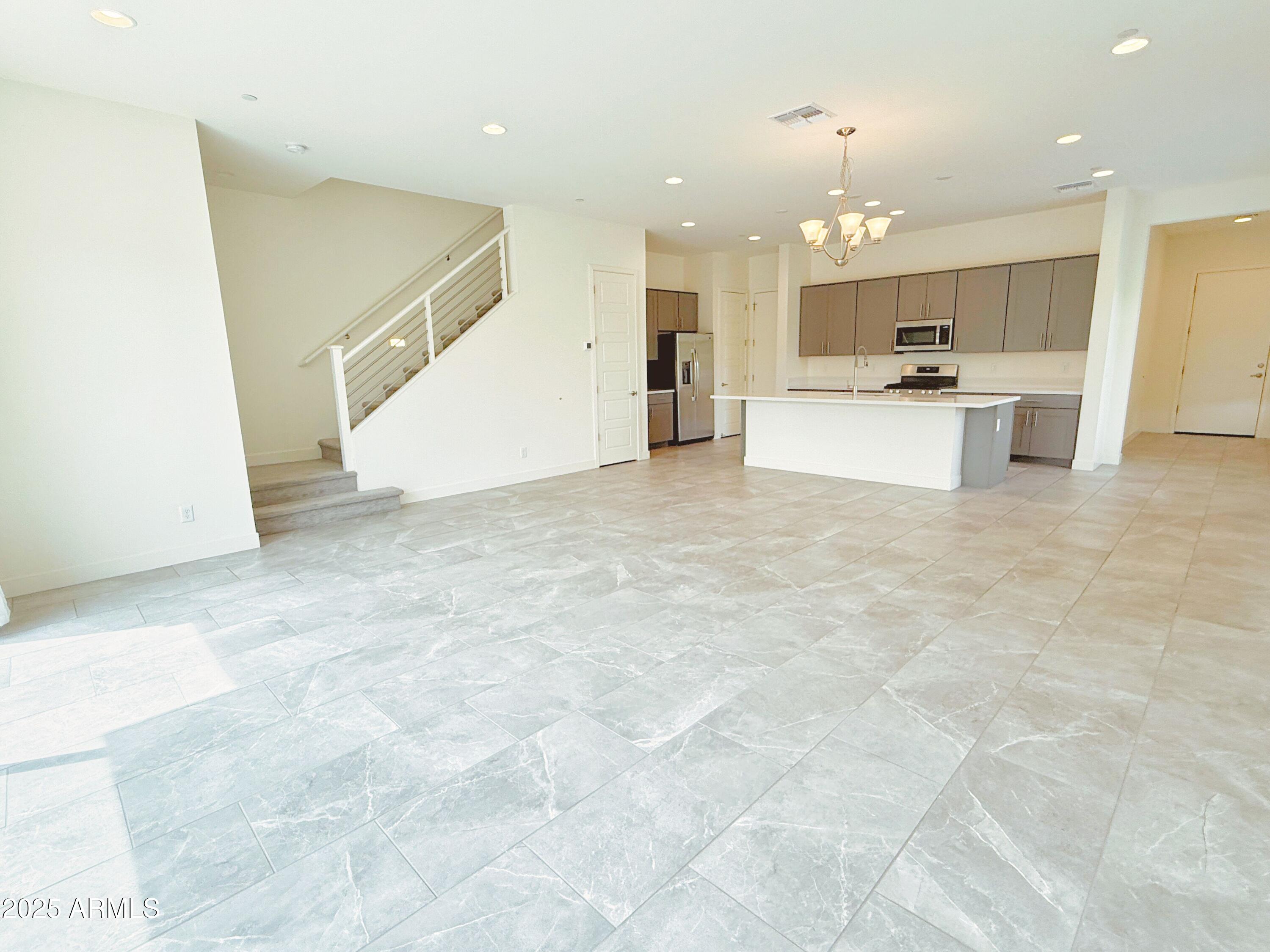 1949 W Kinfield Trail