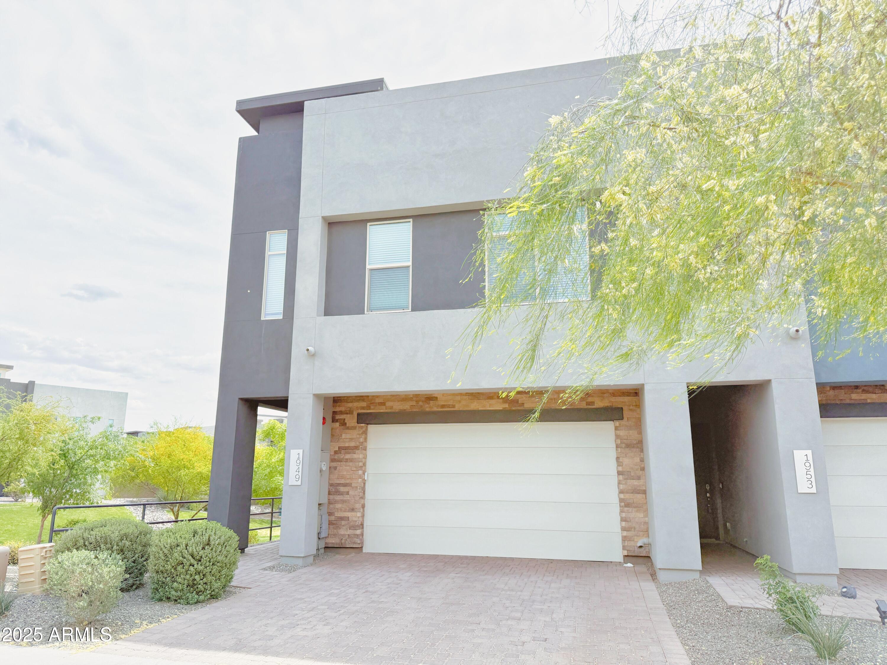 1949 W Kinfield Trail