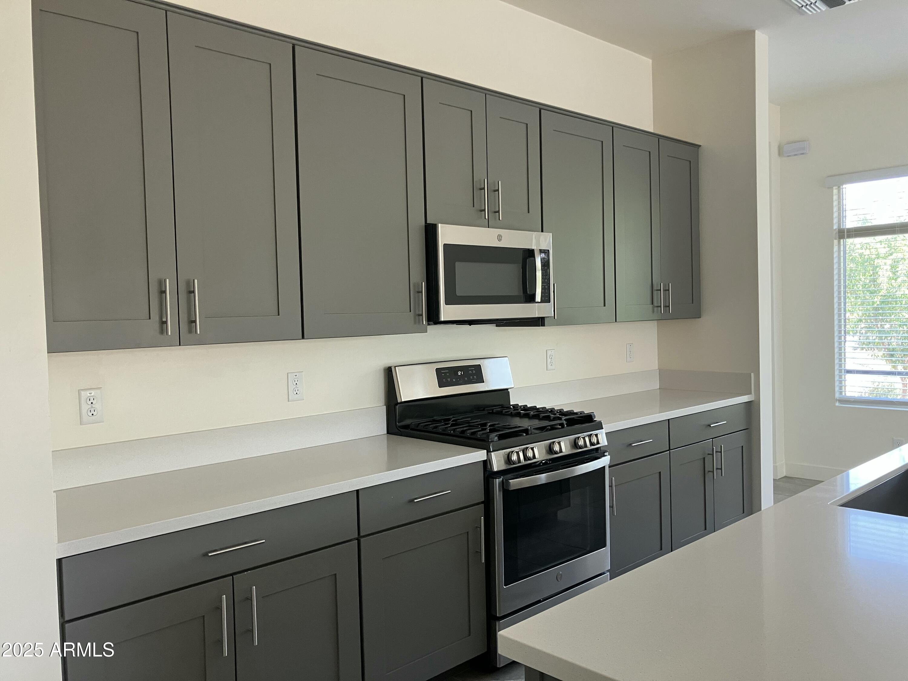 1949 W Kinfield Trail