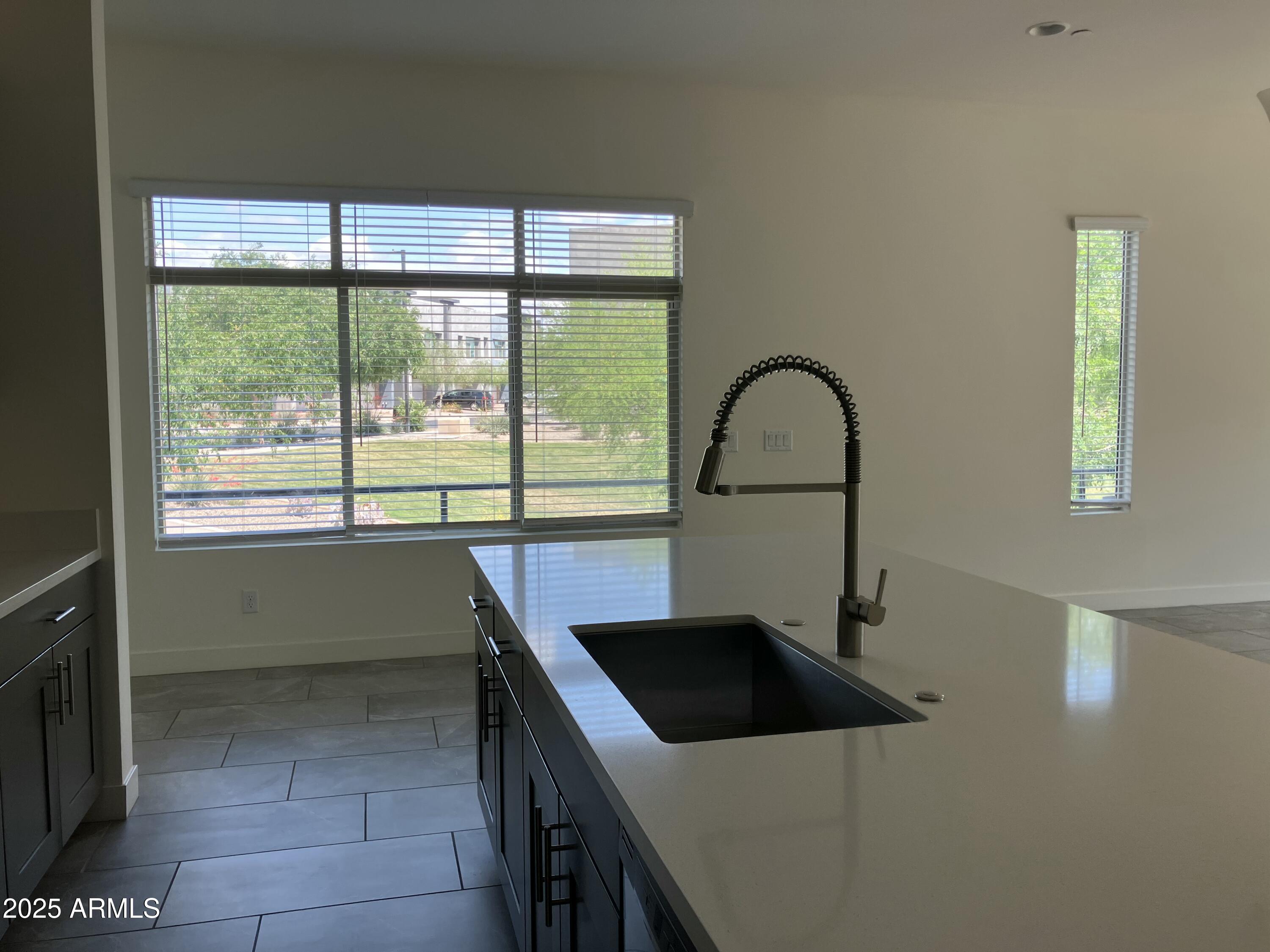 1949 W Kinfield Trail