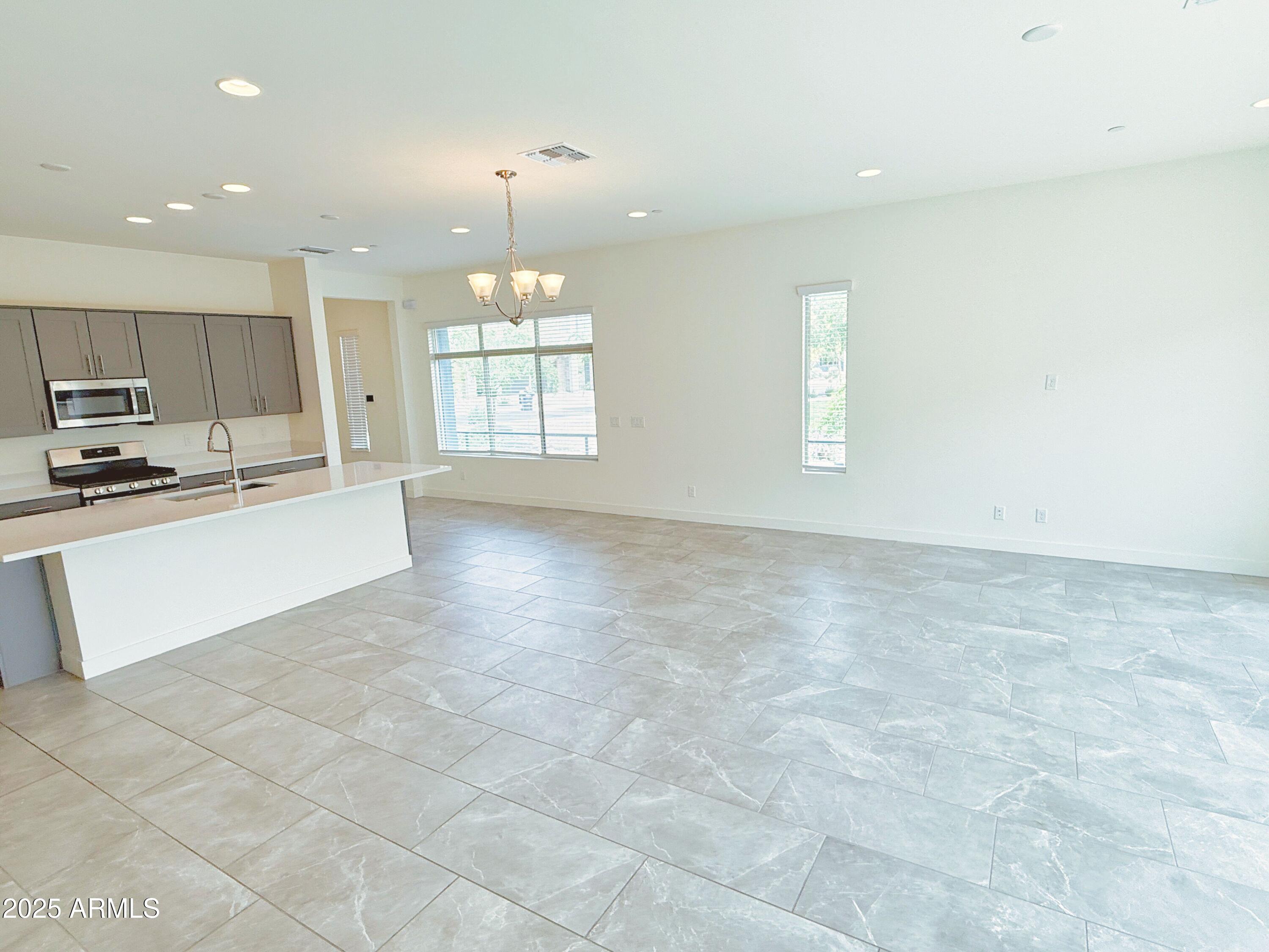 1949 W Kinfield Trail