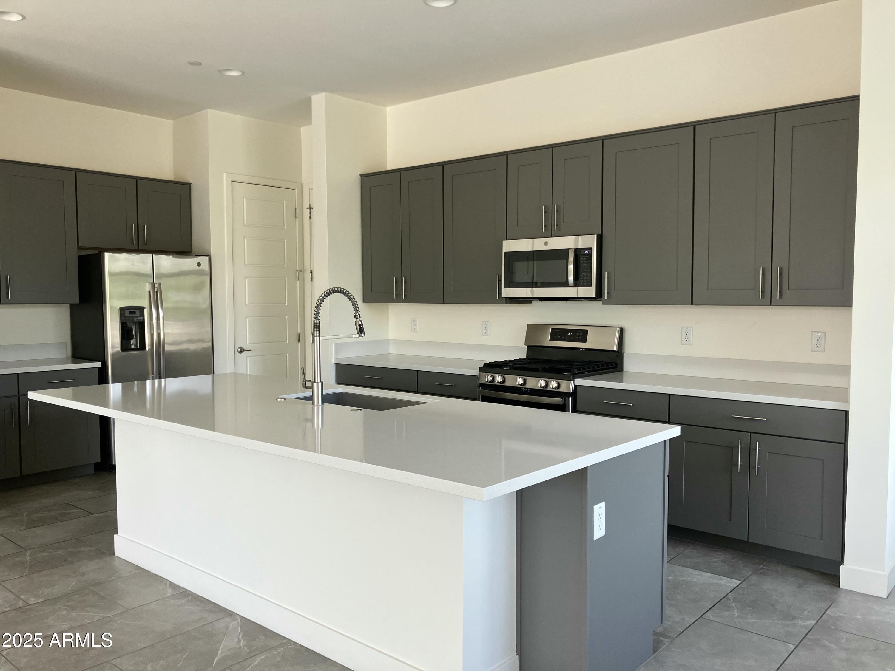 1949 W Kinfield Trail