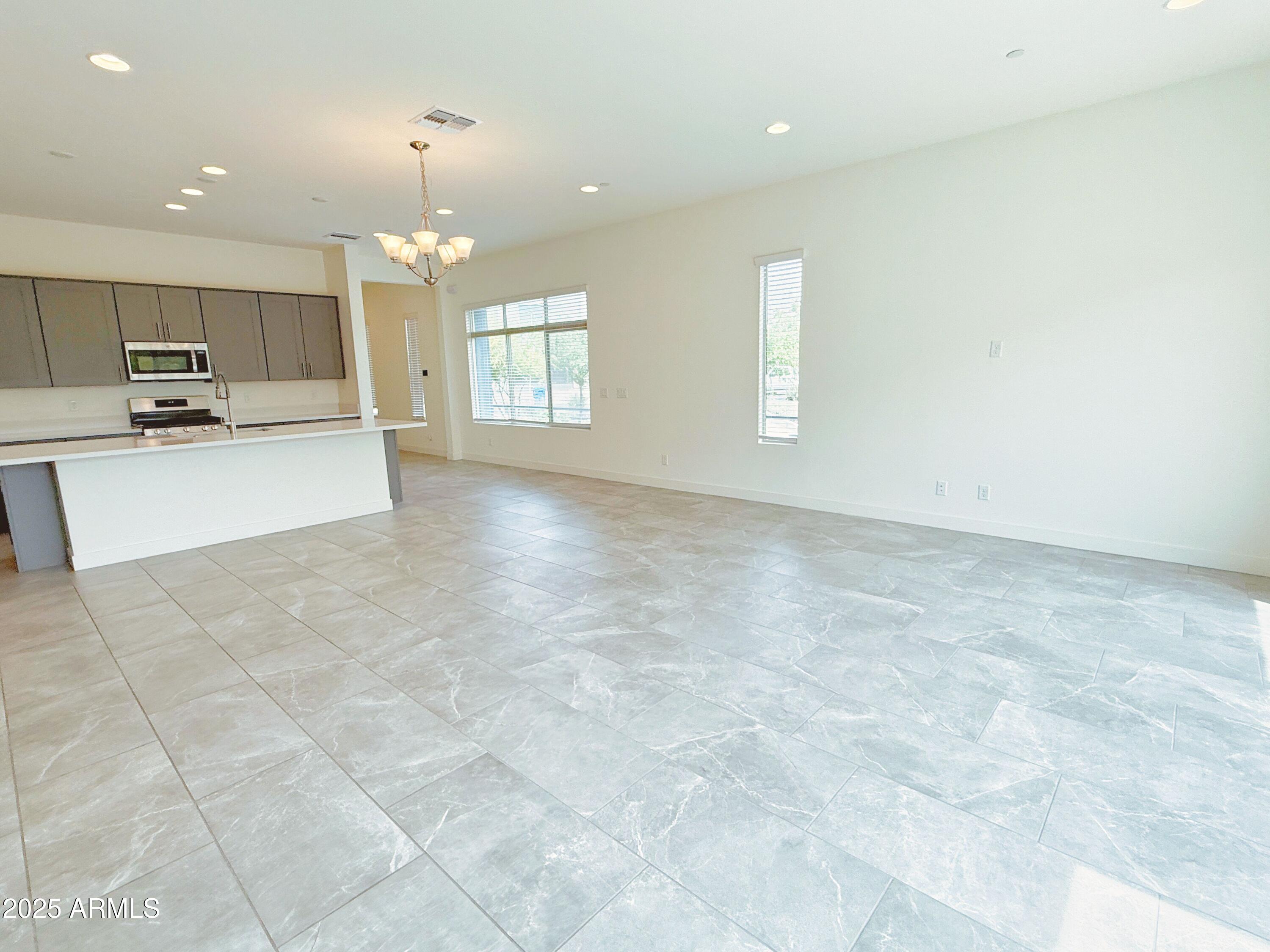 1949 W Kinfield Trail