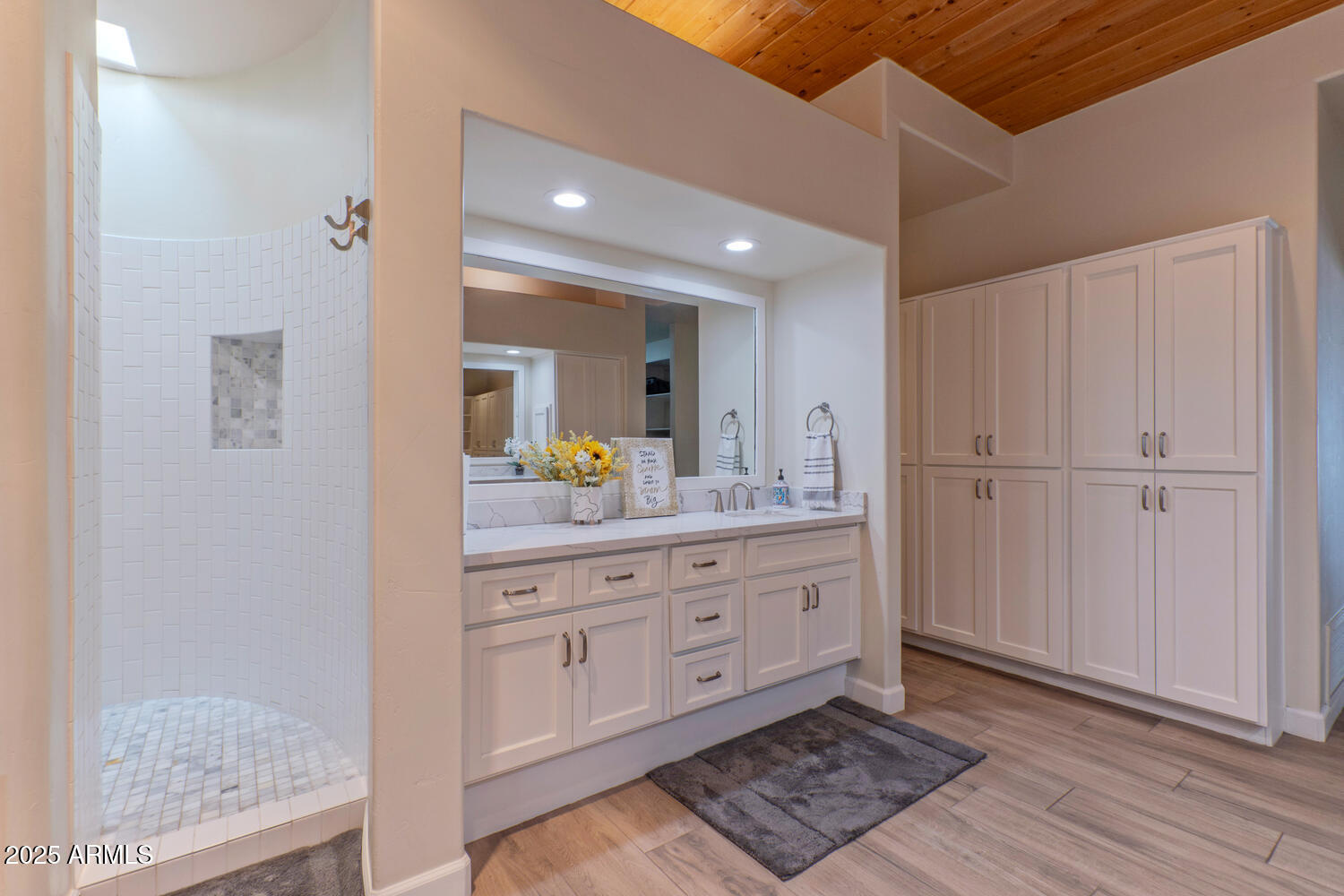 4617 E ELMWOOD Circle