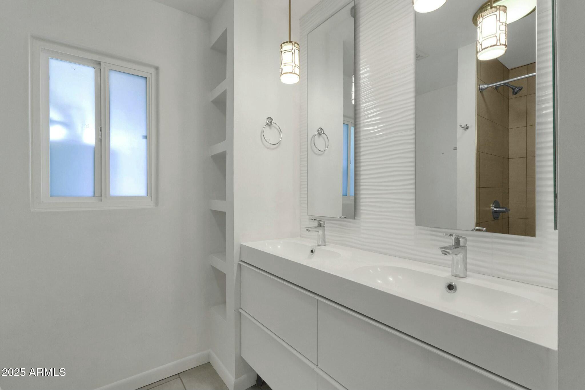 1719 E Pinchot Avenue