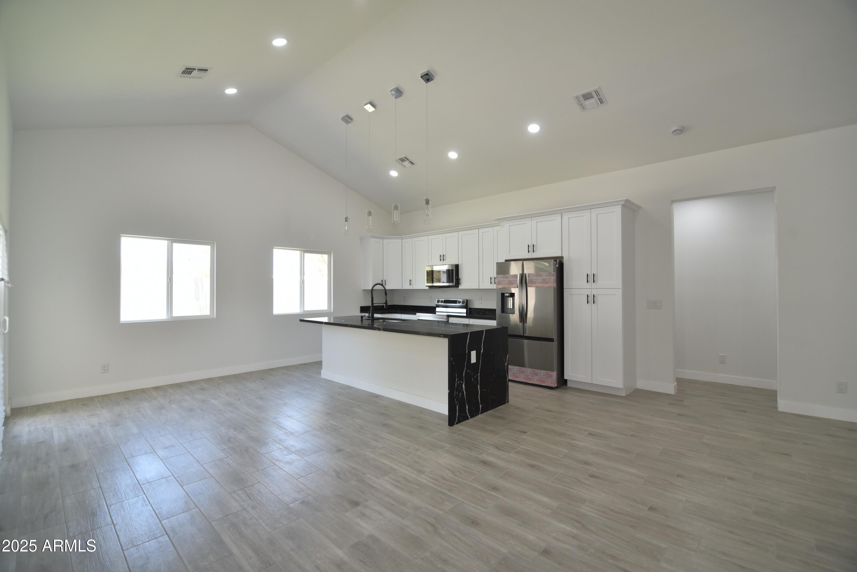 2790 W CHOLLA Street