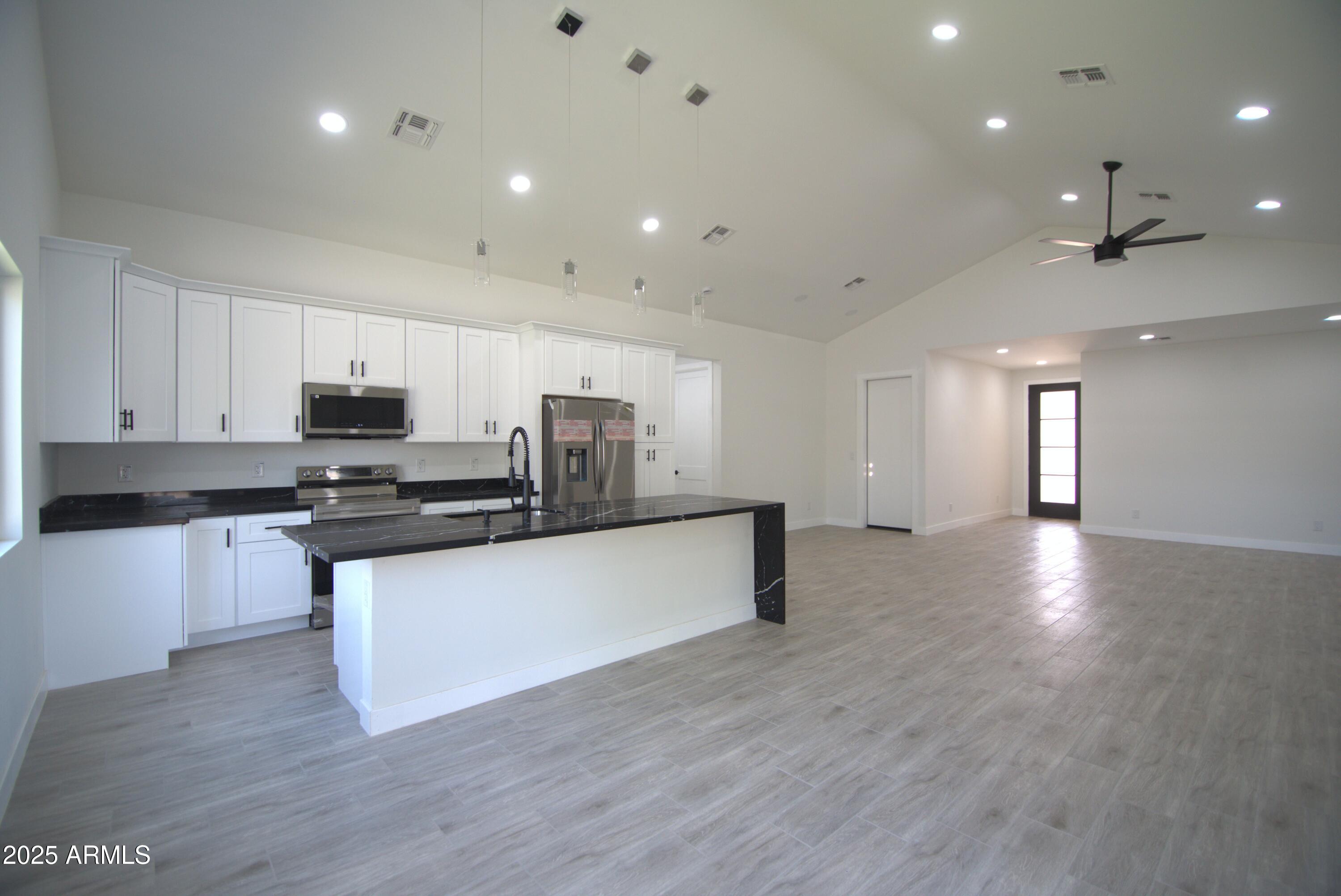 2790 W CHOLLA Street