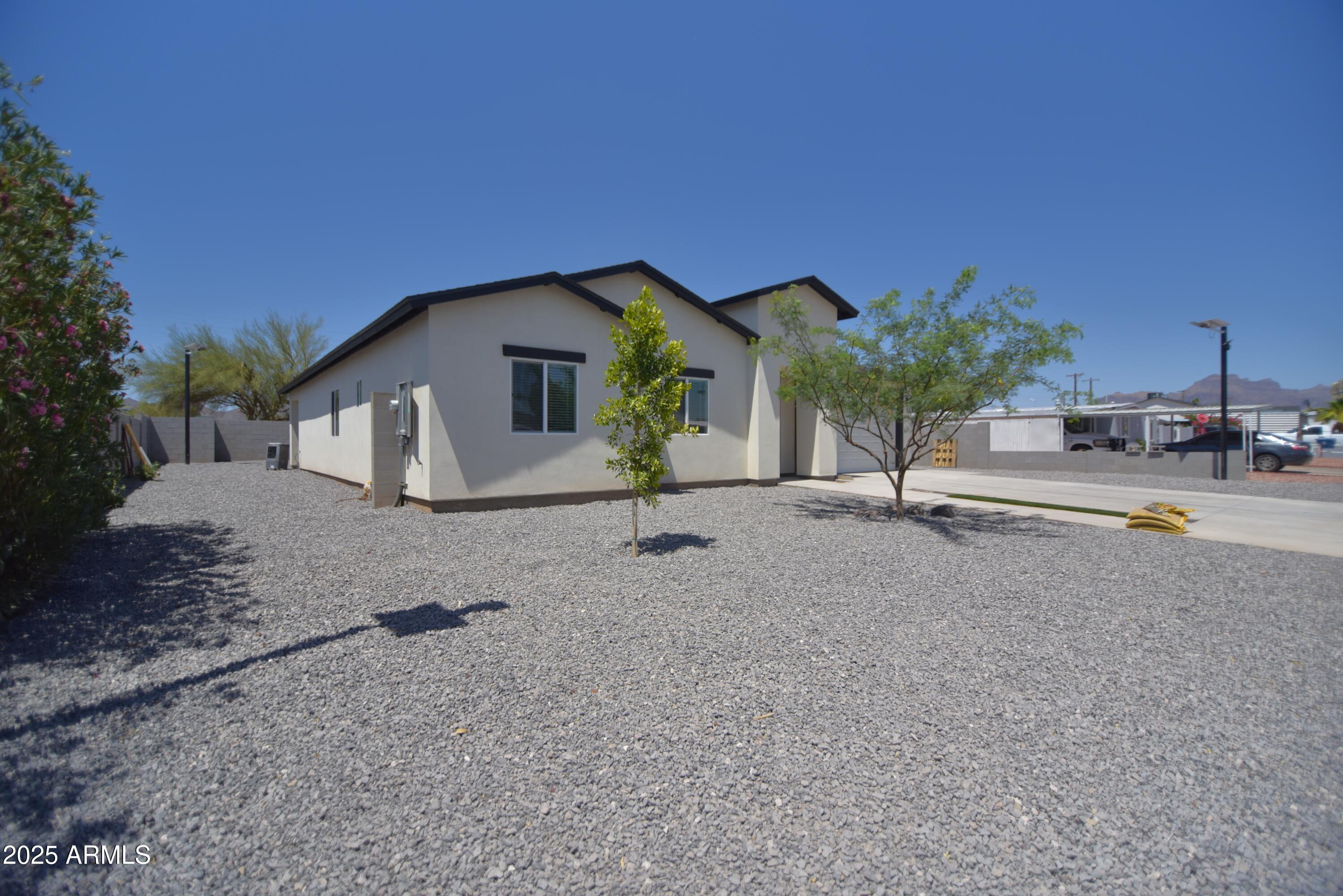 2790 W CHOLLA Street