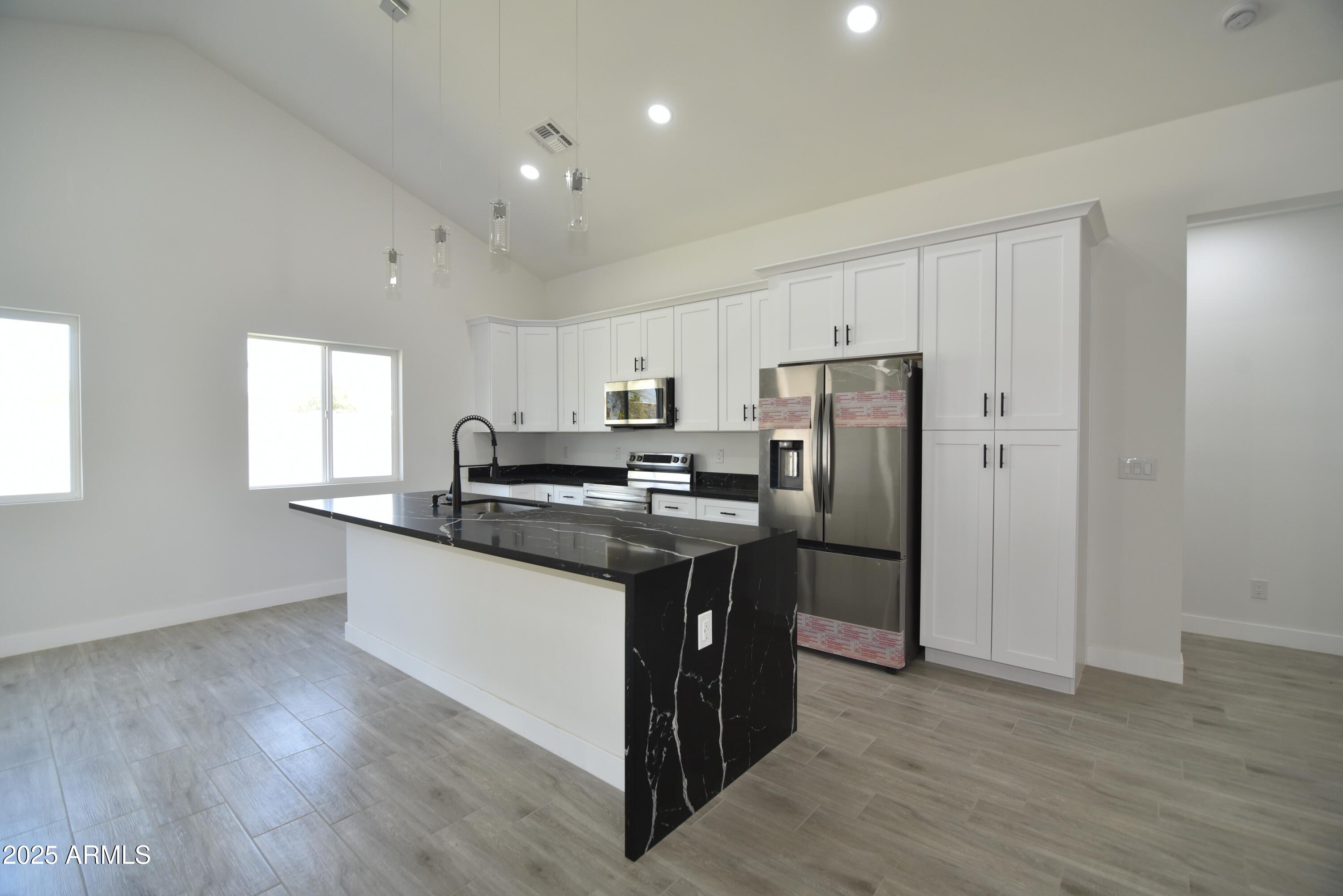 2790 W CHOLLA Street