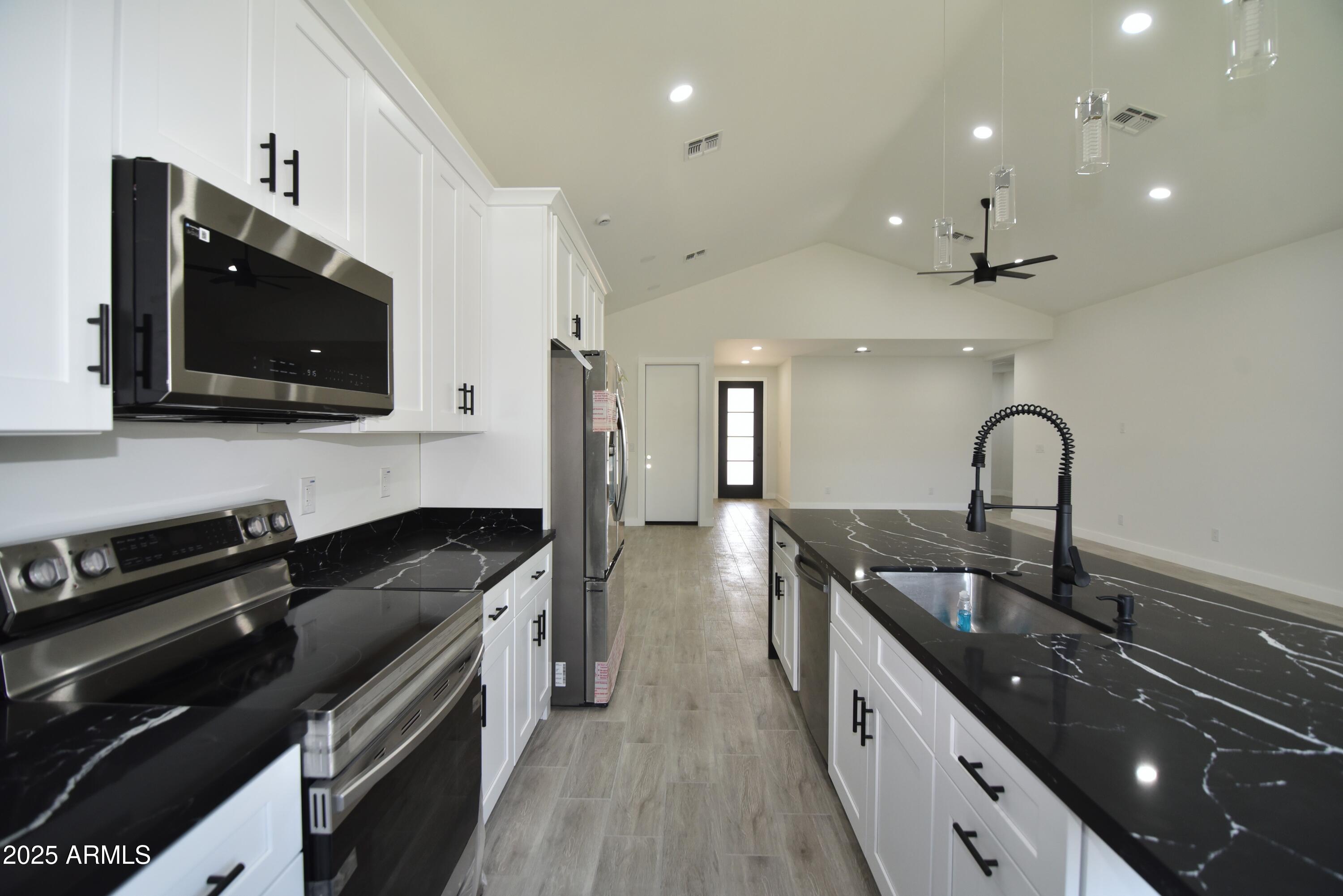 2790 W CHOLLA Street