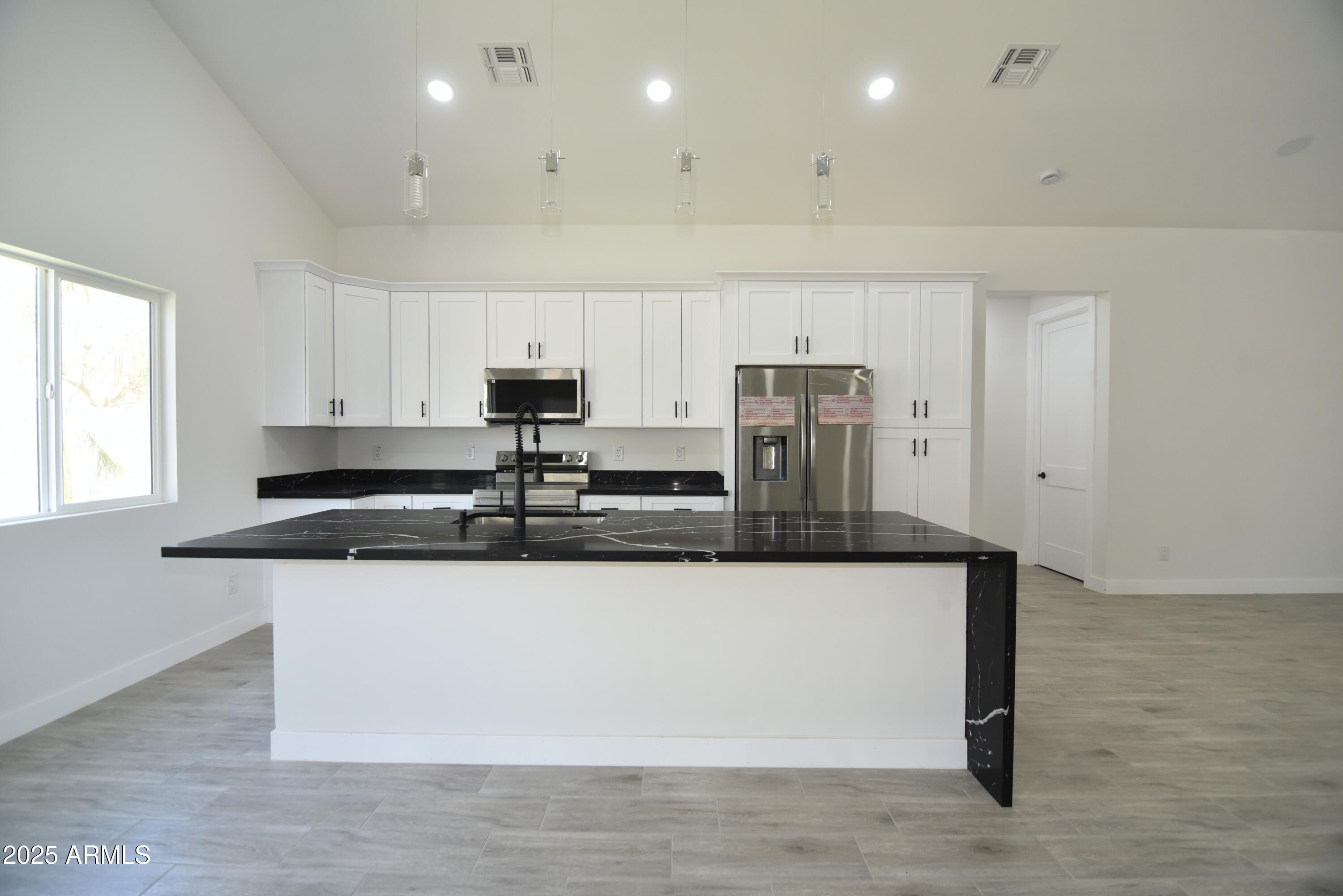 2790 W CHOLLA Street