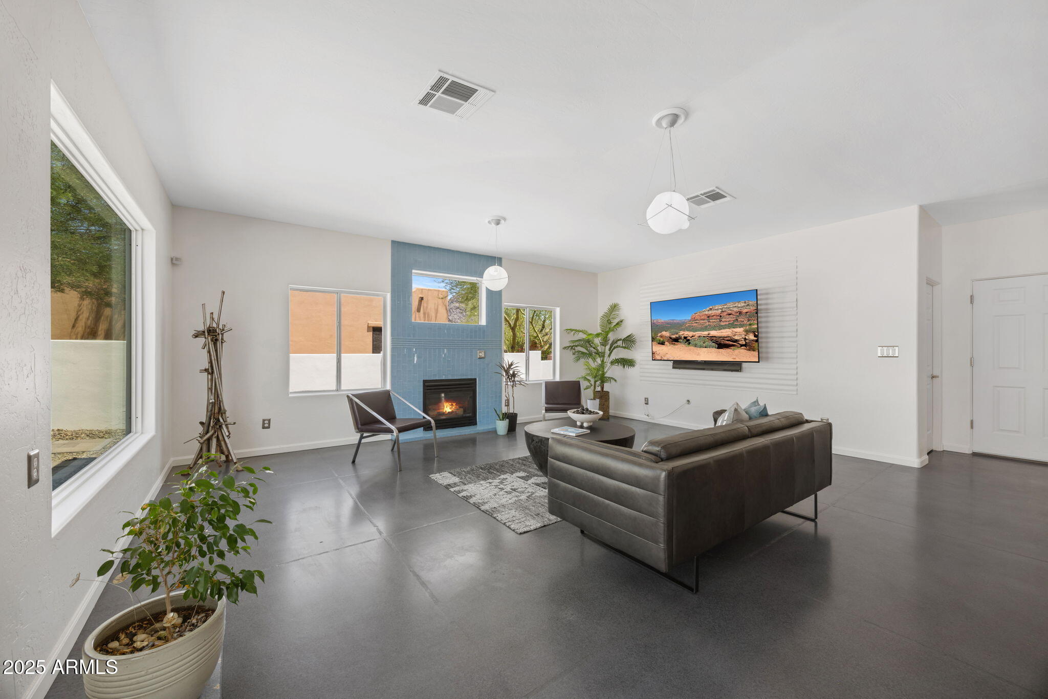 1624 E EL CAMINO Drive