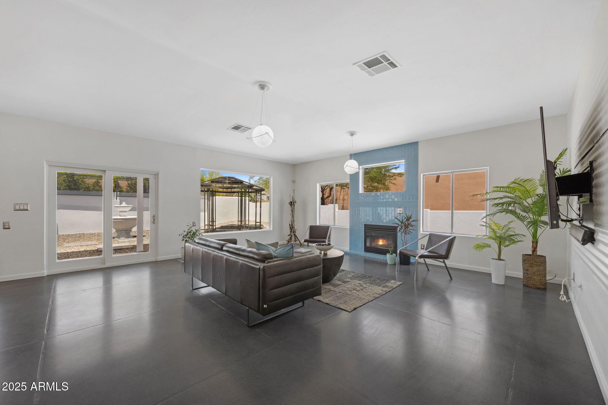 1624 E EL CAMINO Drive