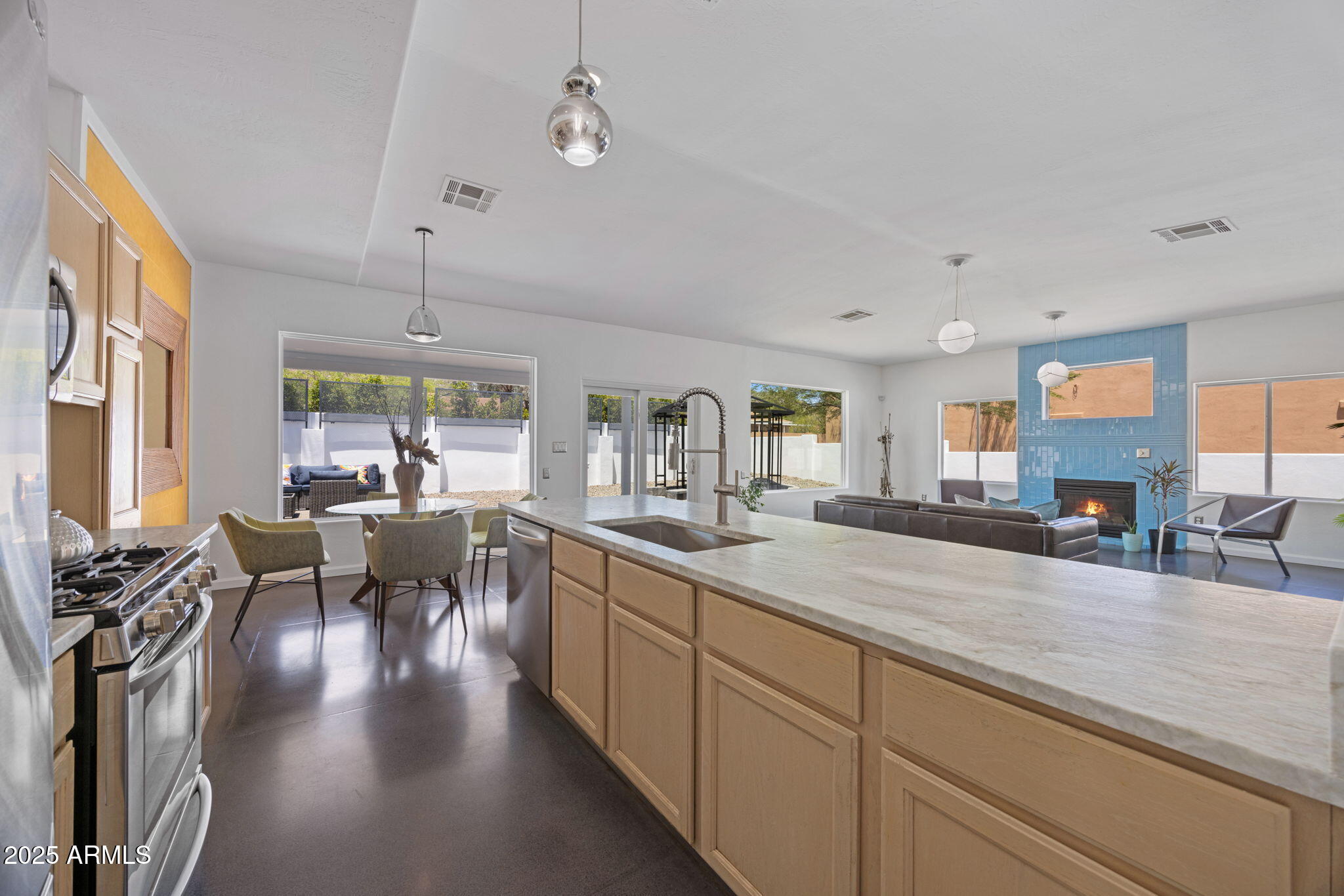 1624 E EL CAMINO Drive
