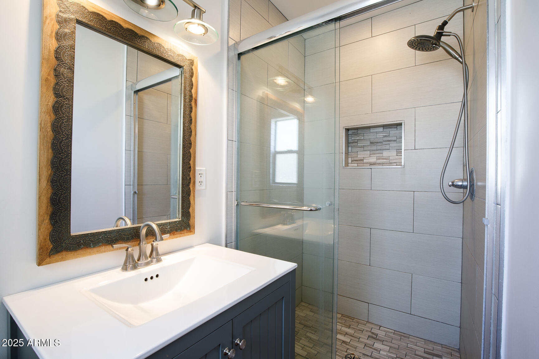 1002 W INDIANOLA Avenue