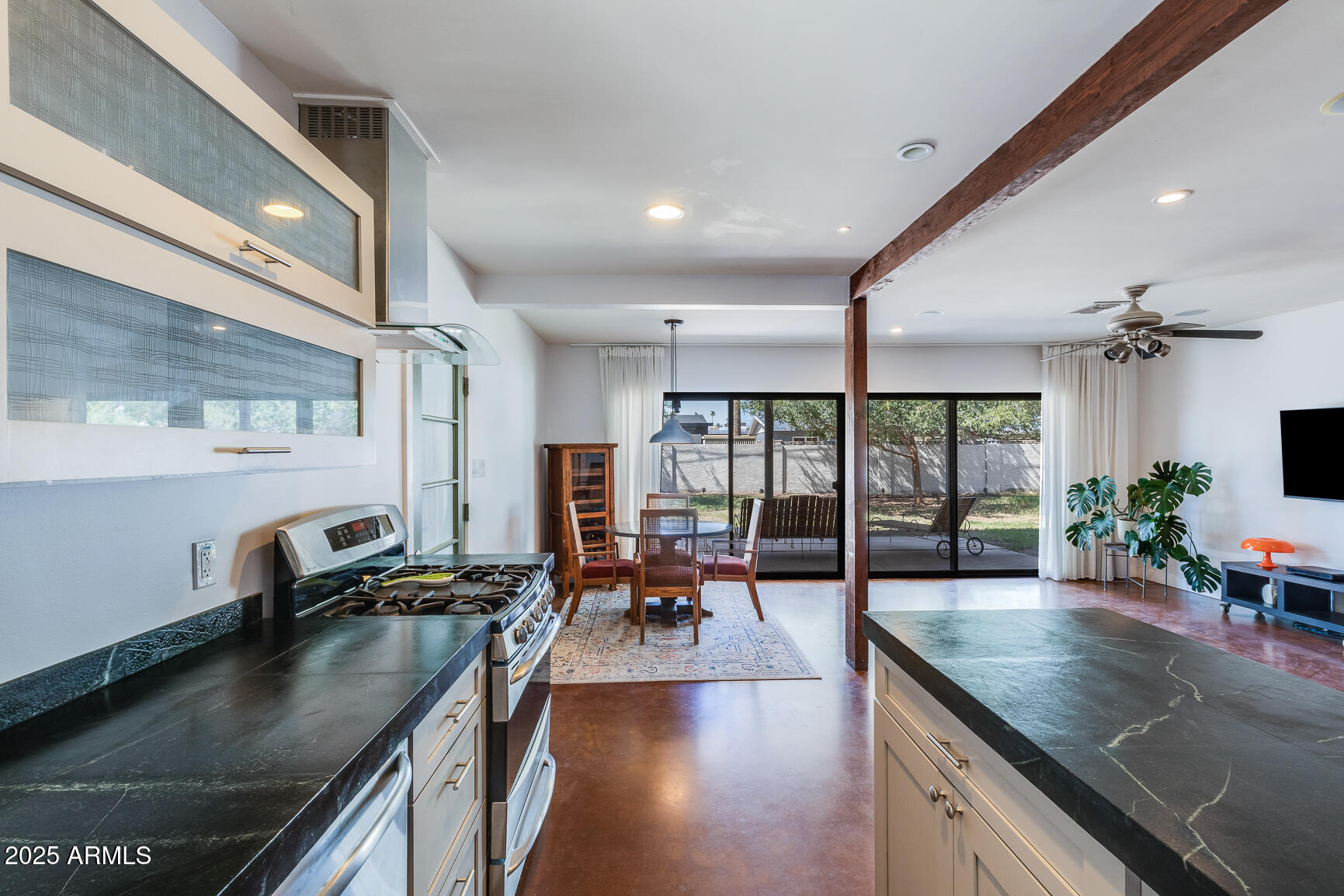 1002 W INDIANOLA Avenue