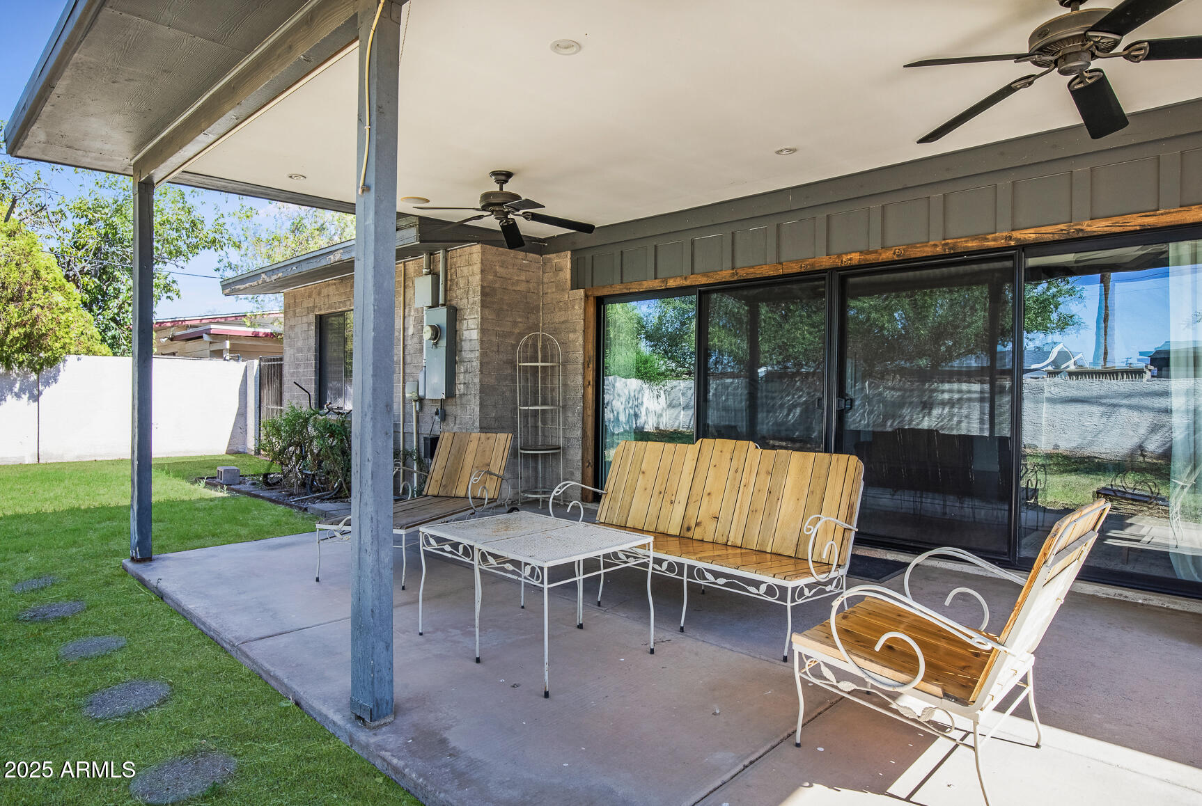 1002 W INDIANOLA Avenue