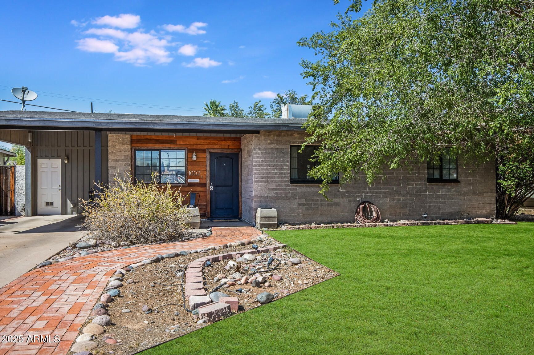 1002 W INDIANOLA Avenue