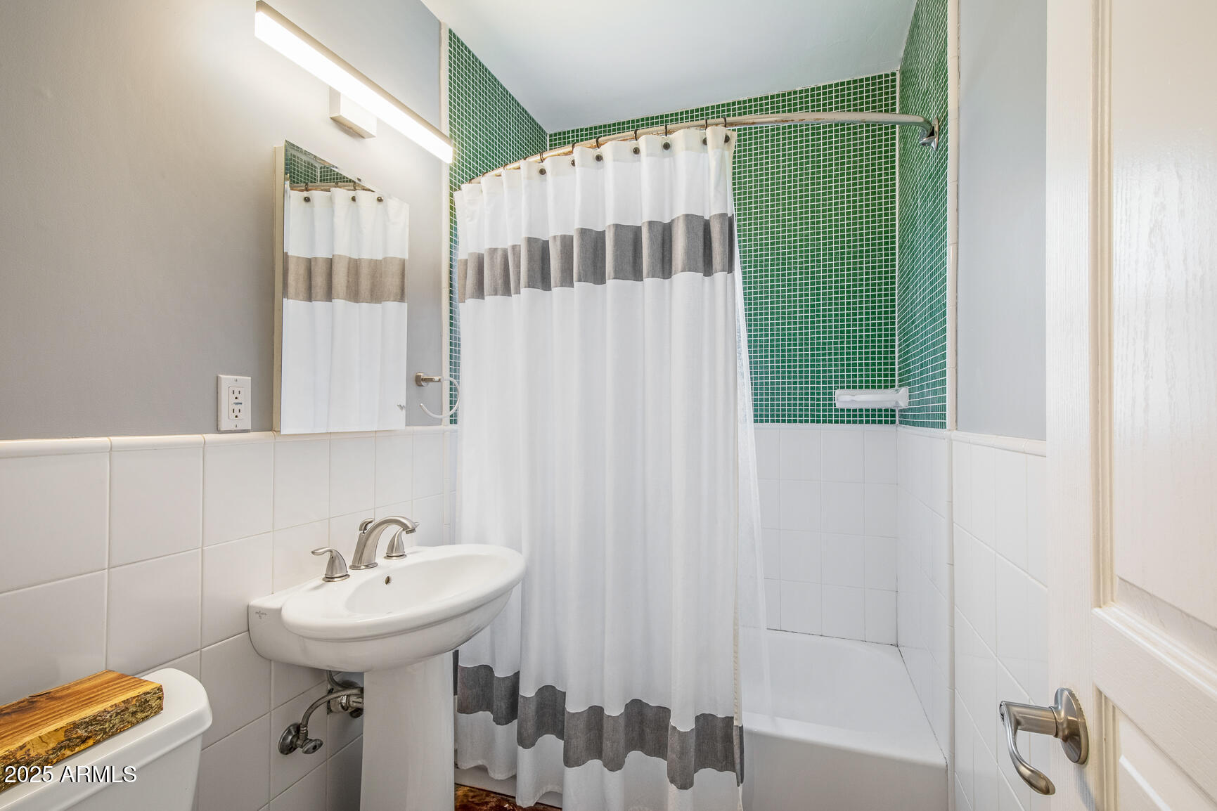 1002 W INDIANOLA Avenue