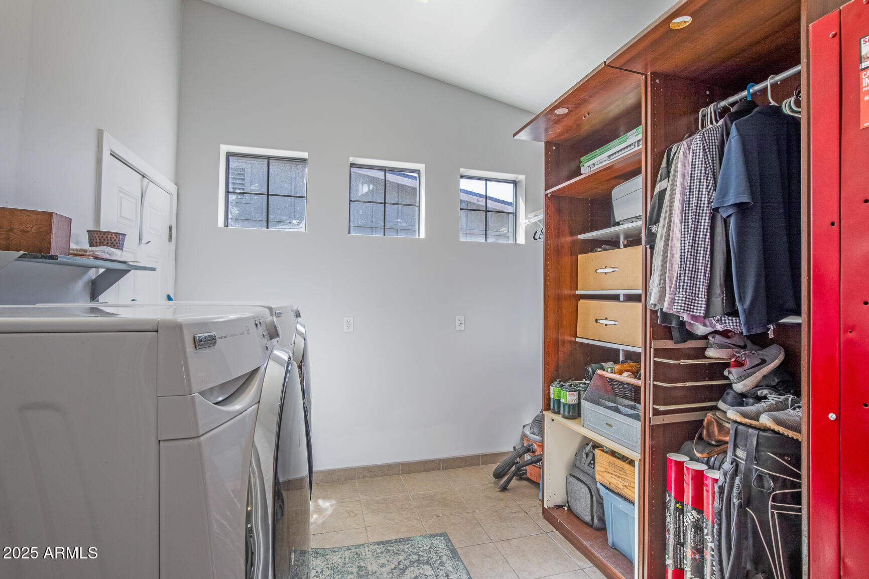 1002 W INDIANOLA Avenue