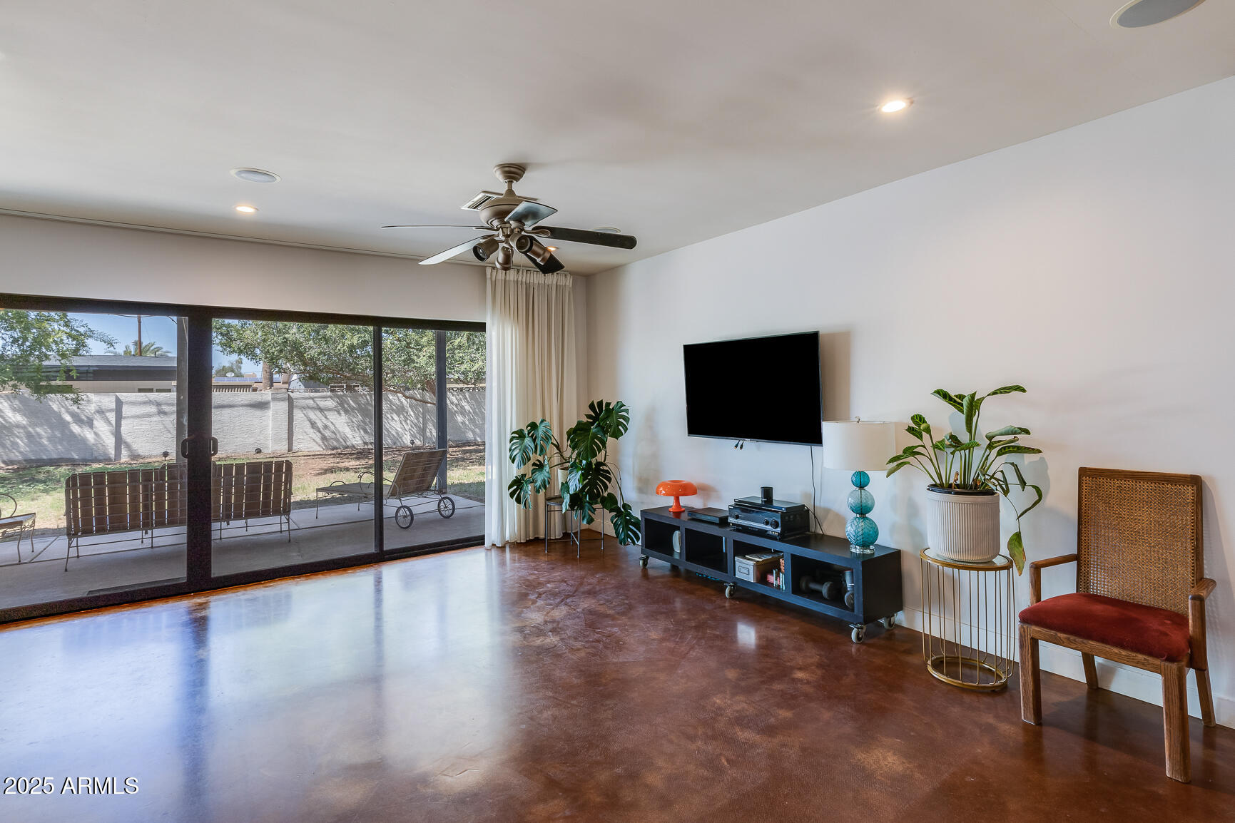 1002 W INDIANOLA Avenue