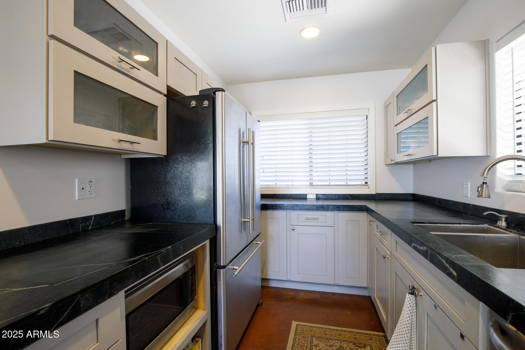 1002 W INDIANOLA Avenue