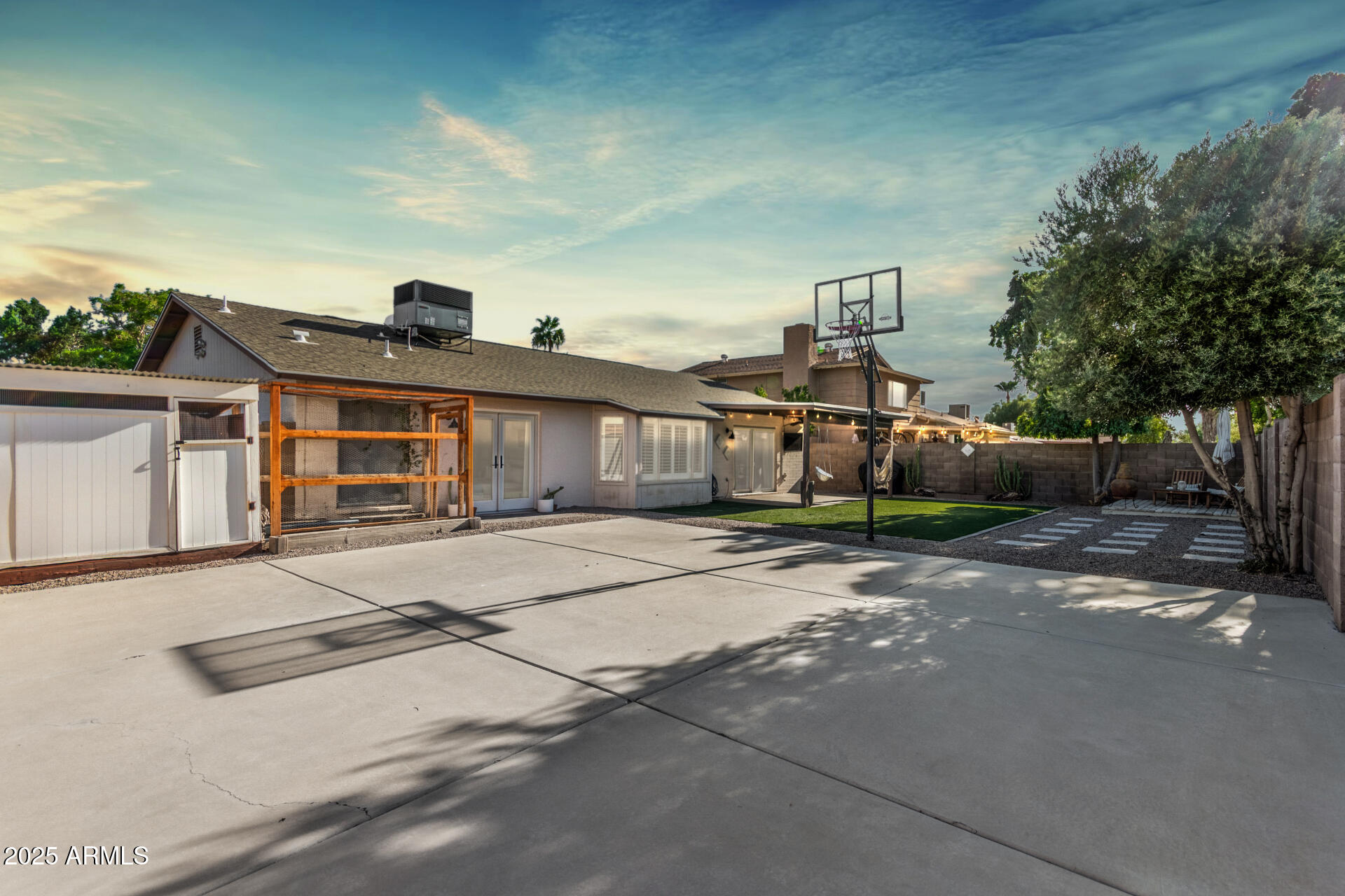 2432 W EVANS Drive