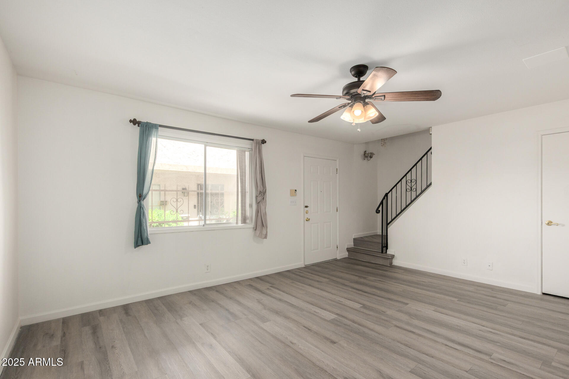 1227 E TOWNLEY Avenue