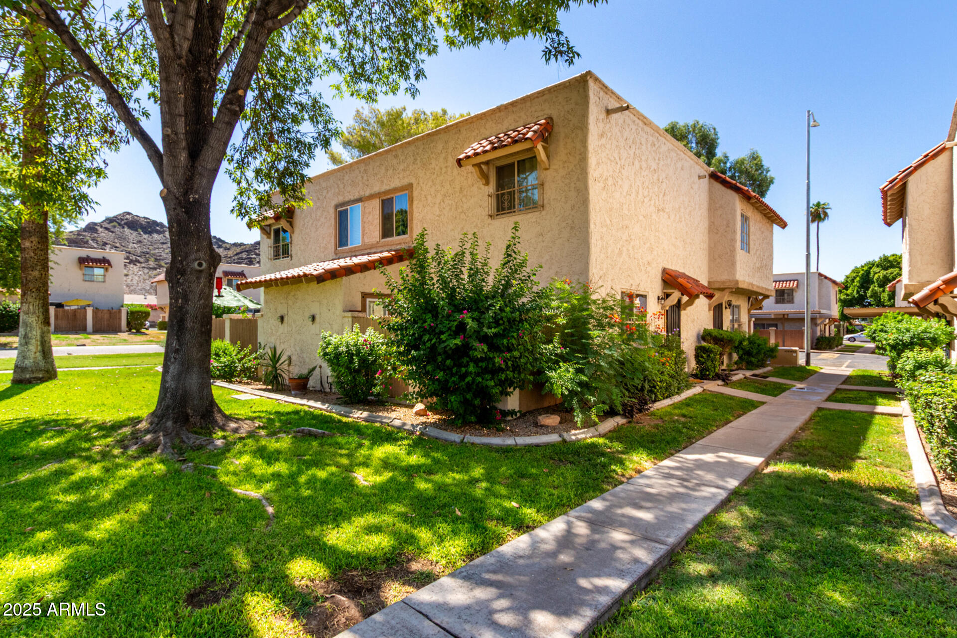 1227 E TOWNLEY Avenue