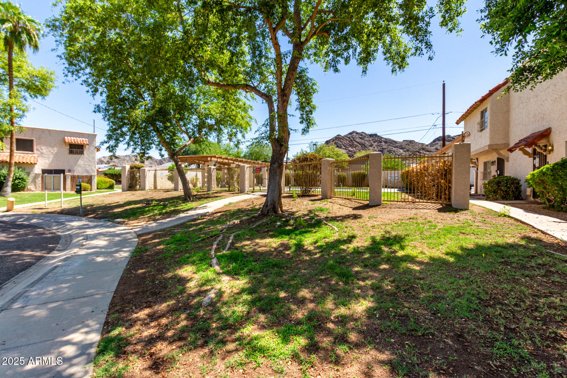 1227 E TOWNLEY Avenue