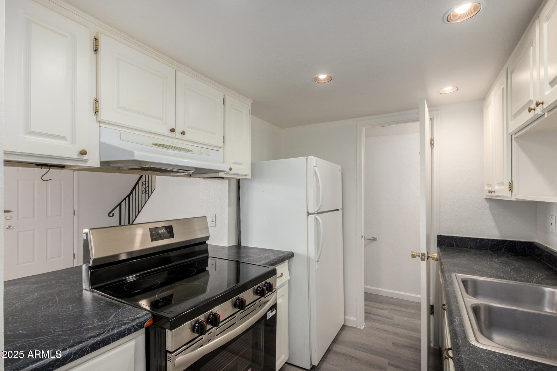 1227 E TOWNLEY Avenue