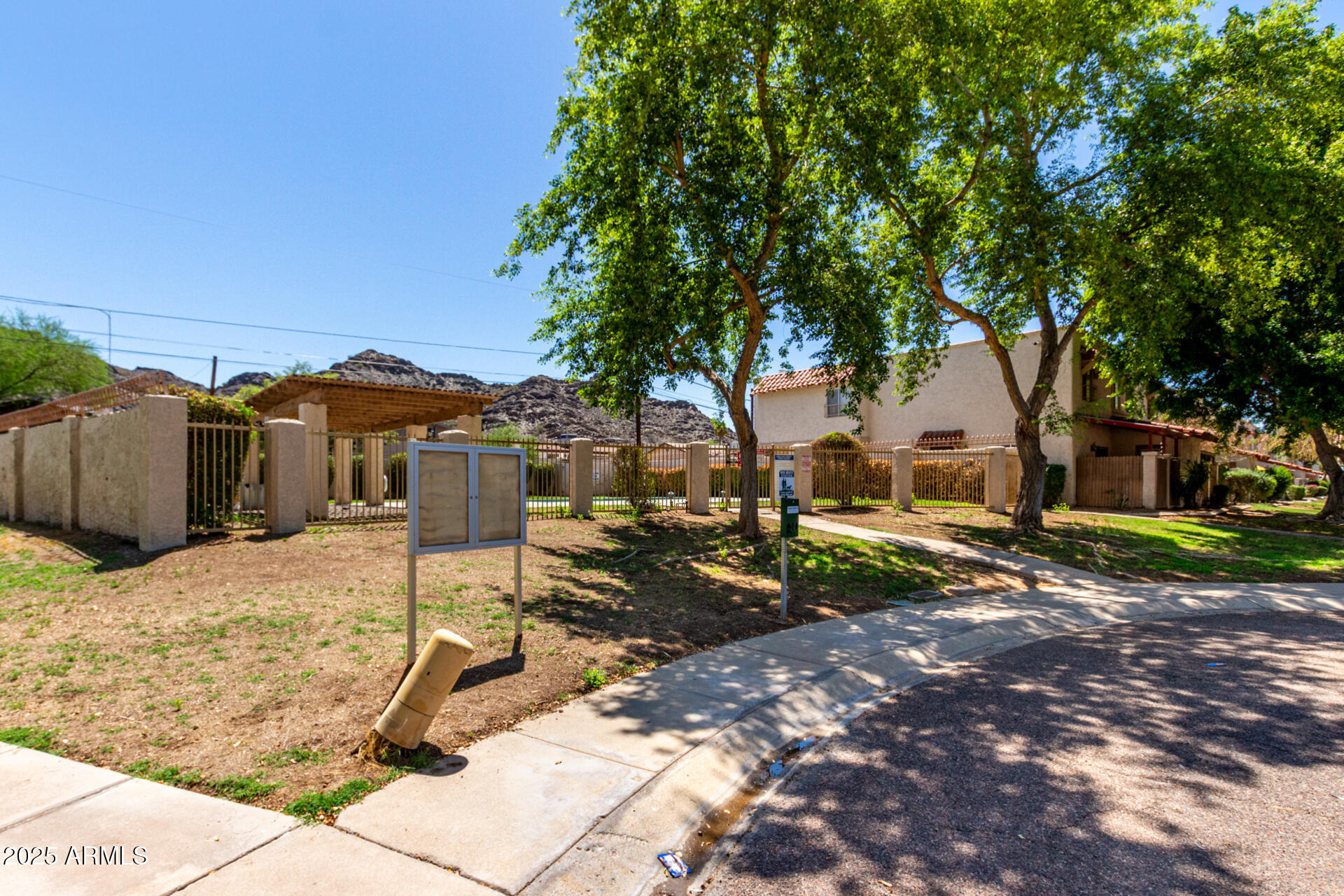 1227 E TOWNLEY Avenue