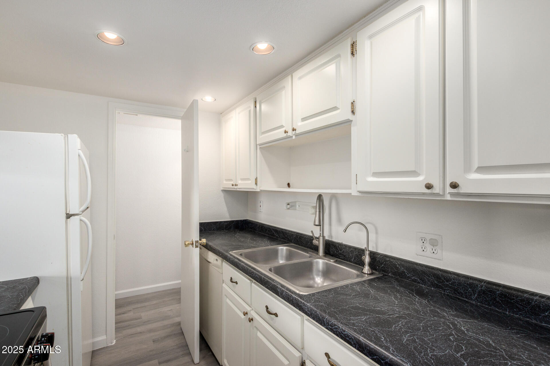 1227 E TOWNLEY Avenue