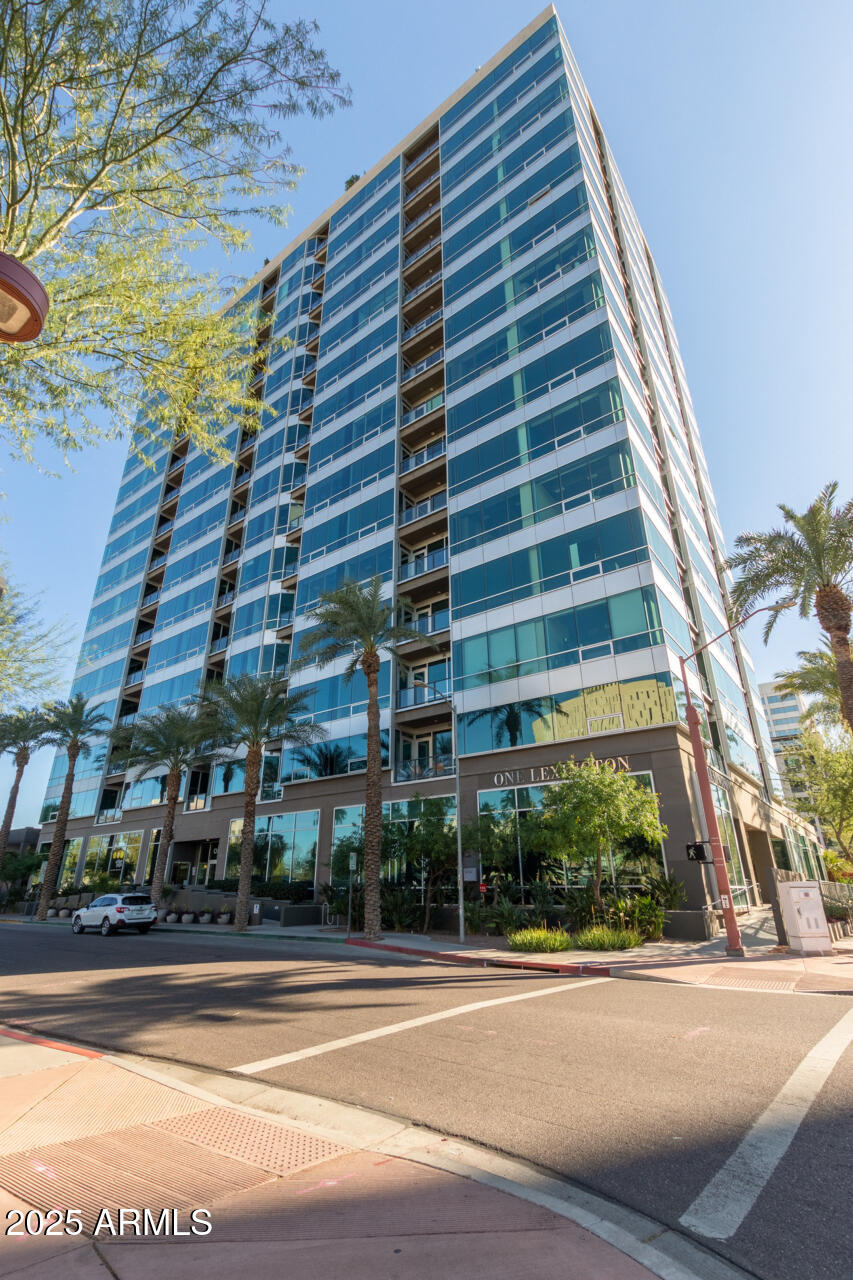 1 E LEXINGTON Avenue, 1402