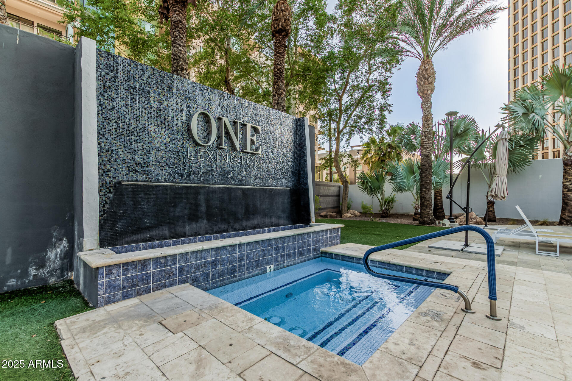 1 E LEXINGTON Avenue, 1402