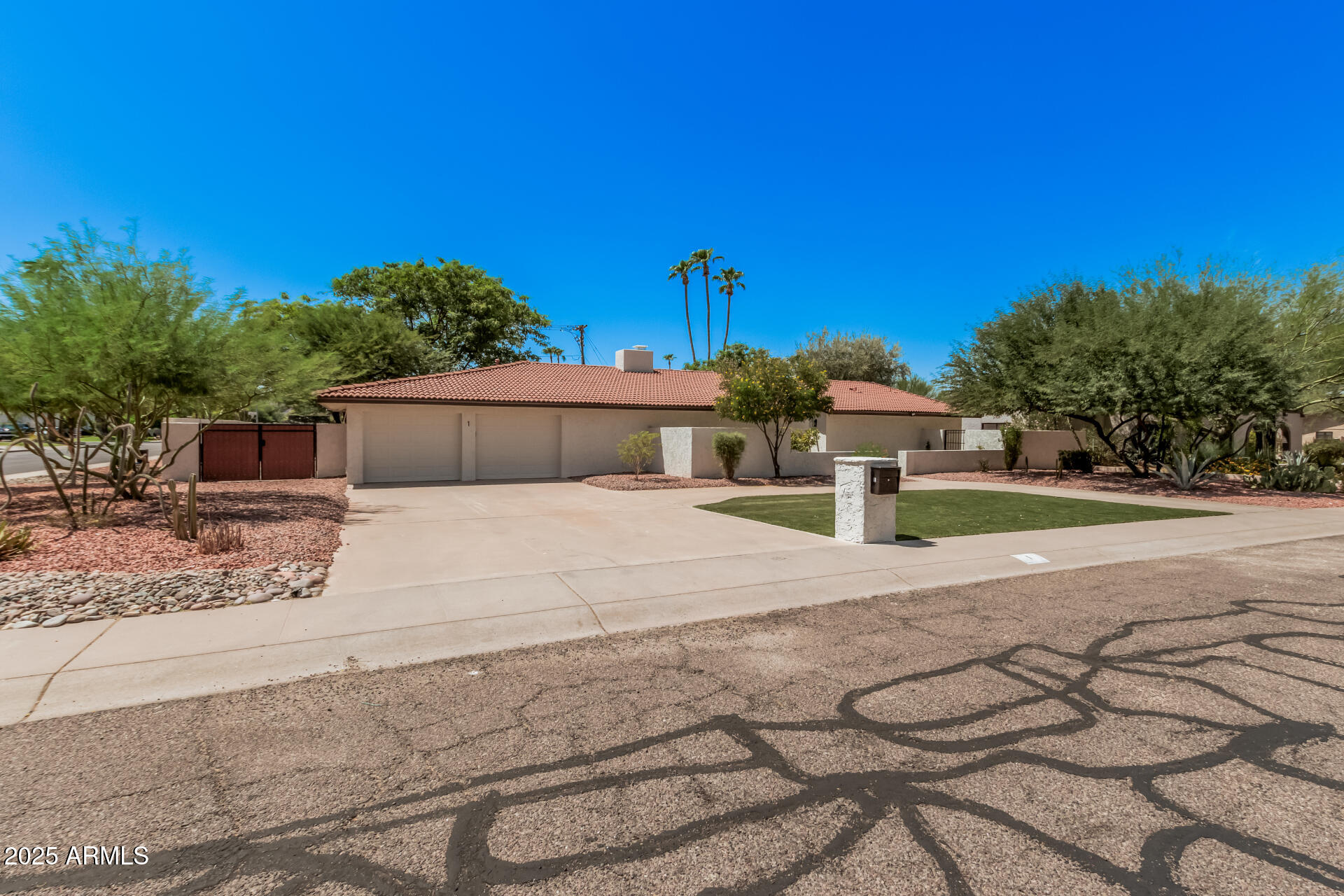 1 W COUNTRY GABLES Drive