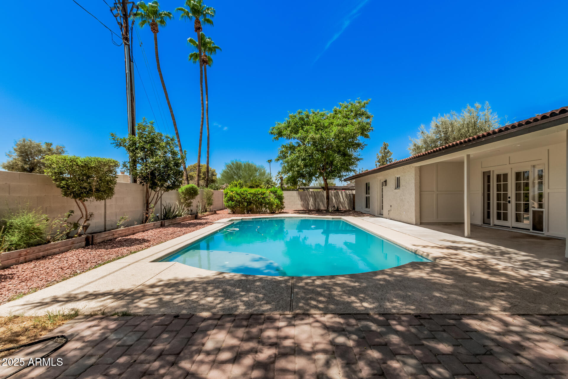 1 W COUNTRY GABLES Drive