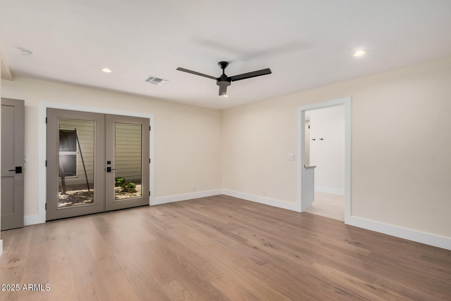 1 W COUNTRY GABLES Drive