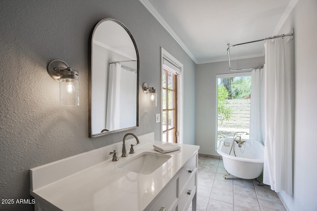 4079 E SHANGRI LA Road