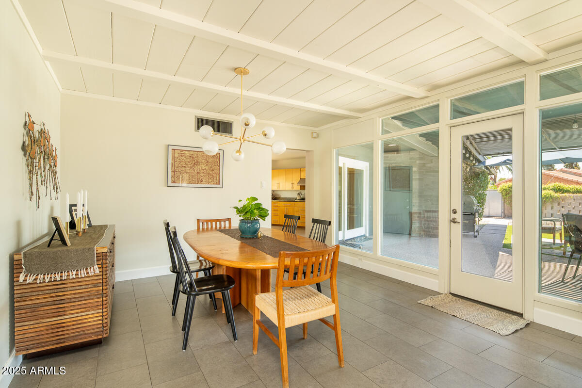 1285 E WINDSOR Avenue