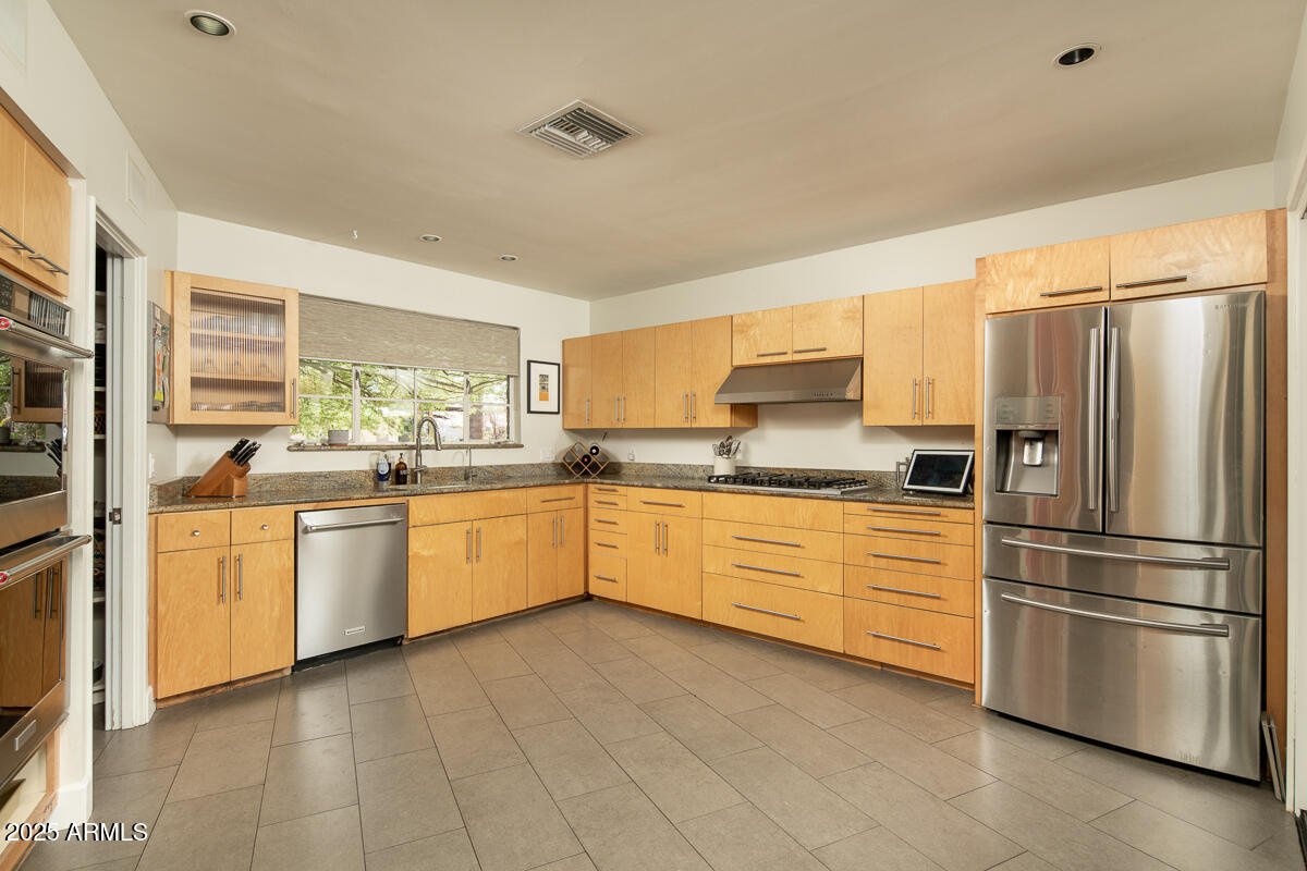 1285 E WINDSOR Avenue