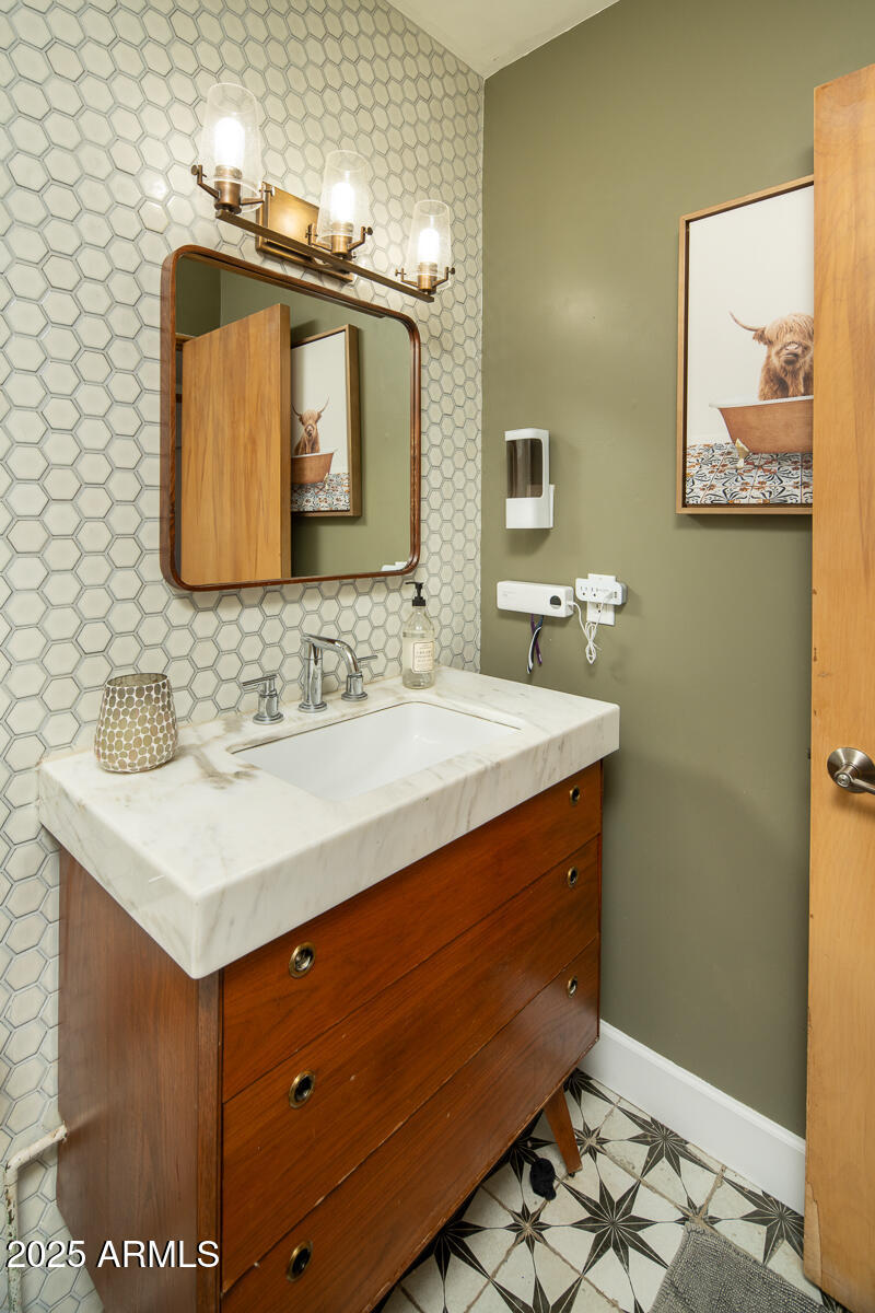 1285 E WINDSOR Avenue