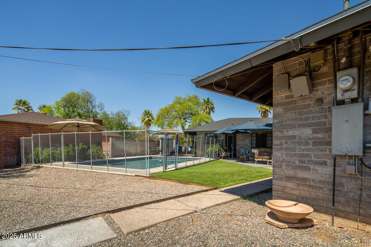 1285 E WINDSOR Avenue