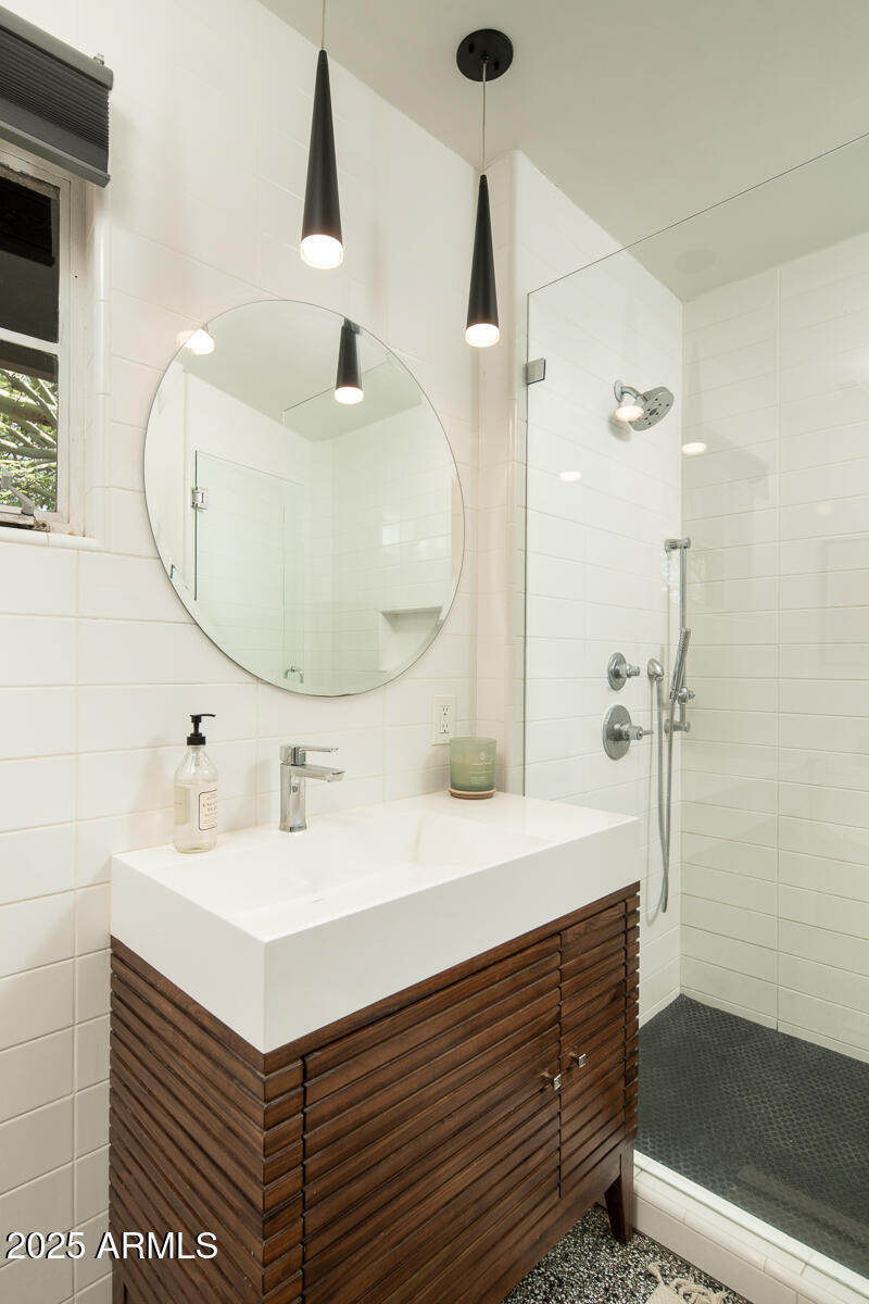 1285 E WINDSOR Avenue