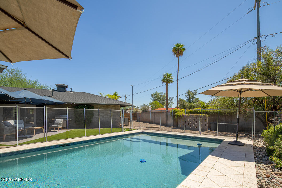 1285 E WINDSOR Avenue