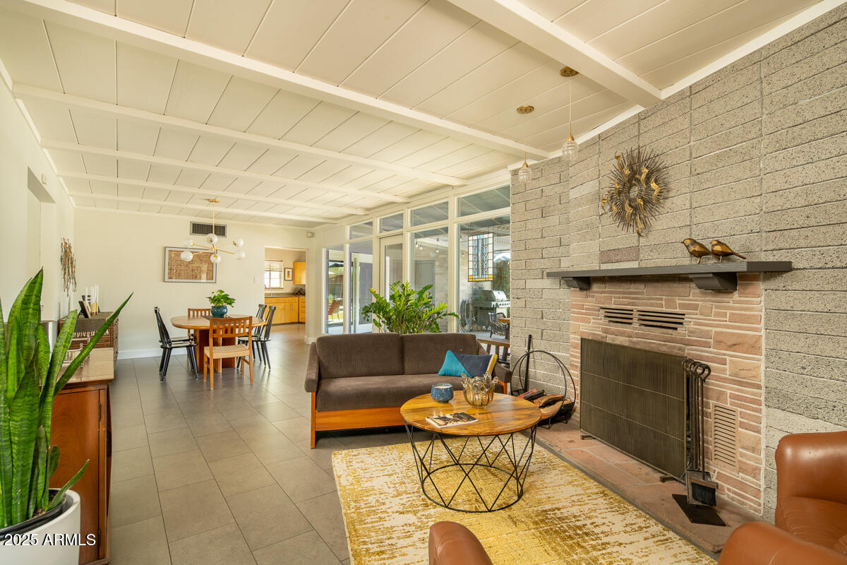 1285 E WINDSOR Avenue