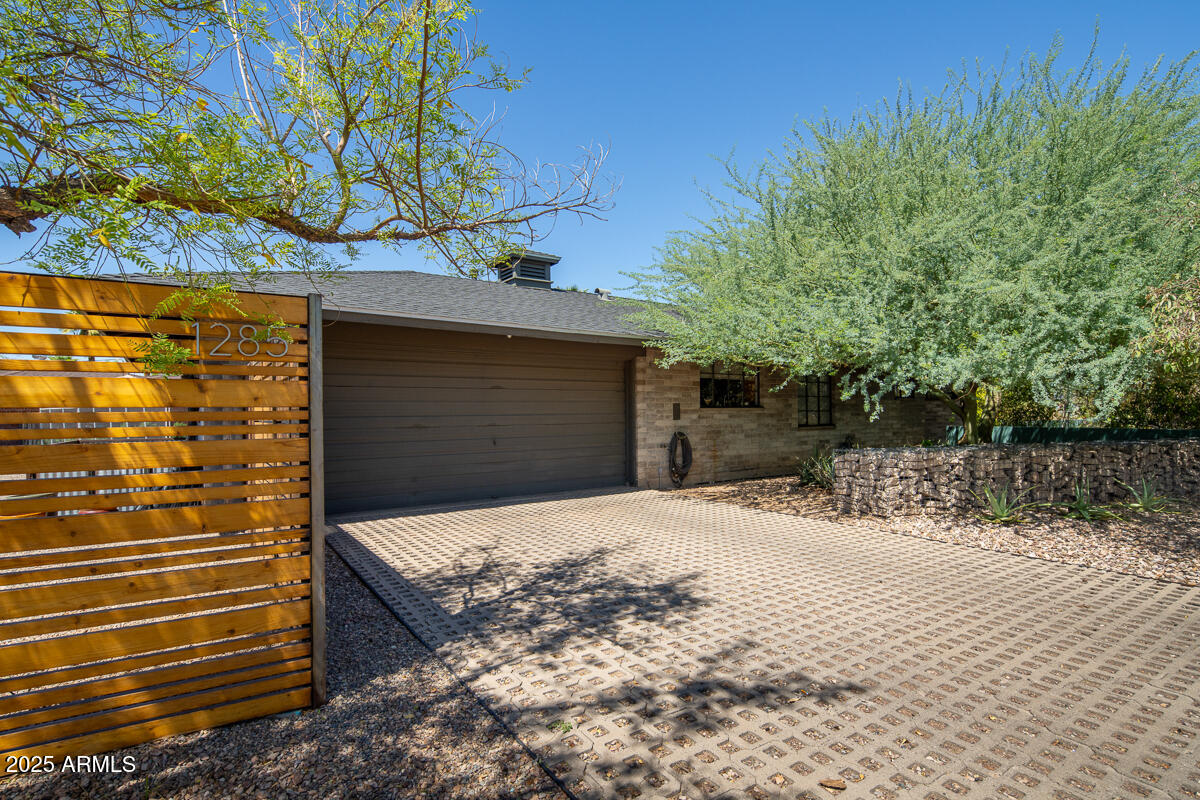 1285 E WINDSOR Avenue