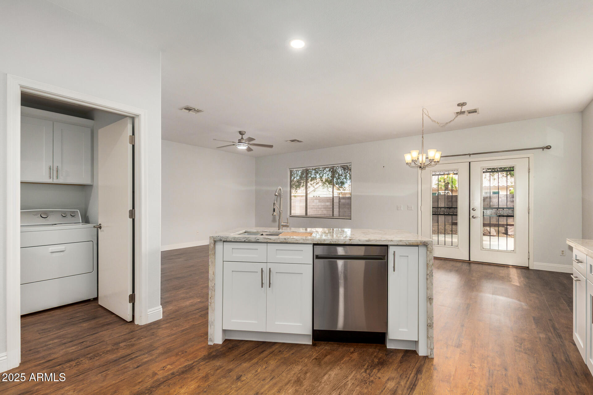 1492 E WESTCHESTER Drive