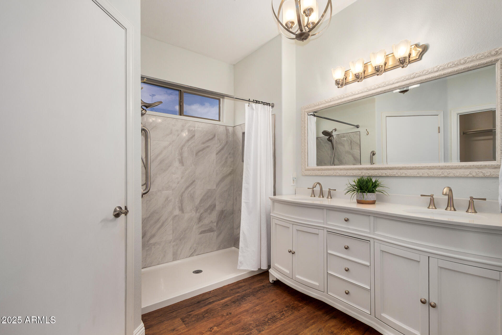 1492 E WESTCHESTER Drive